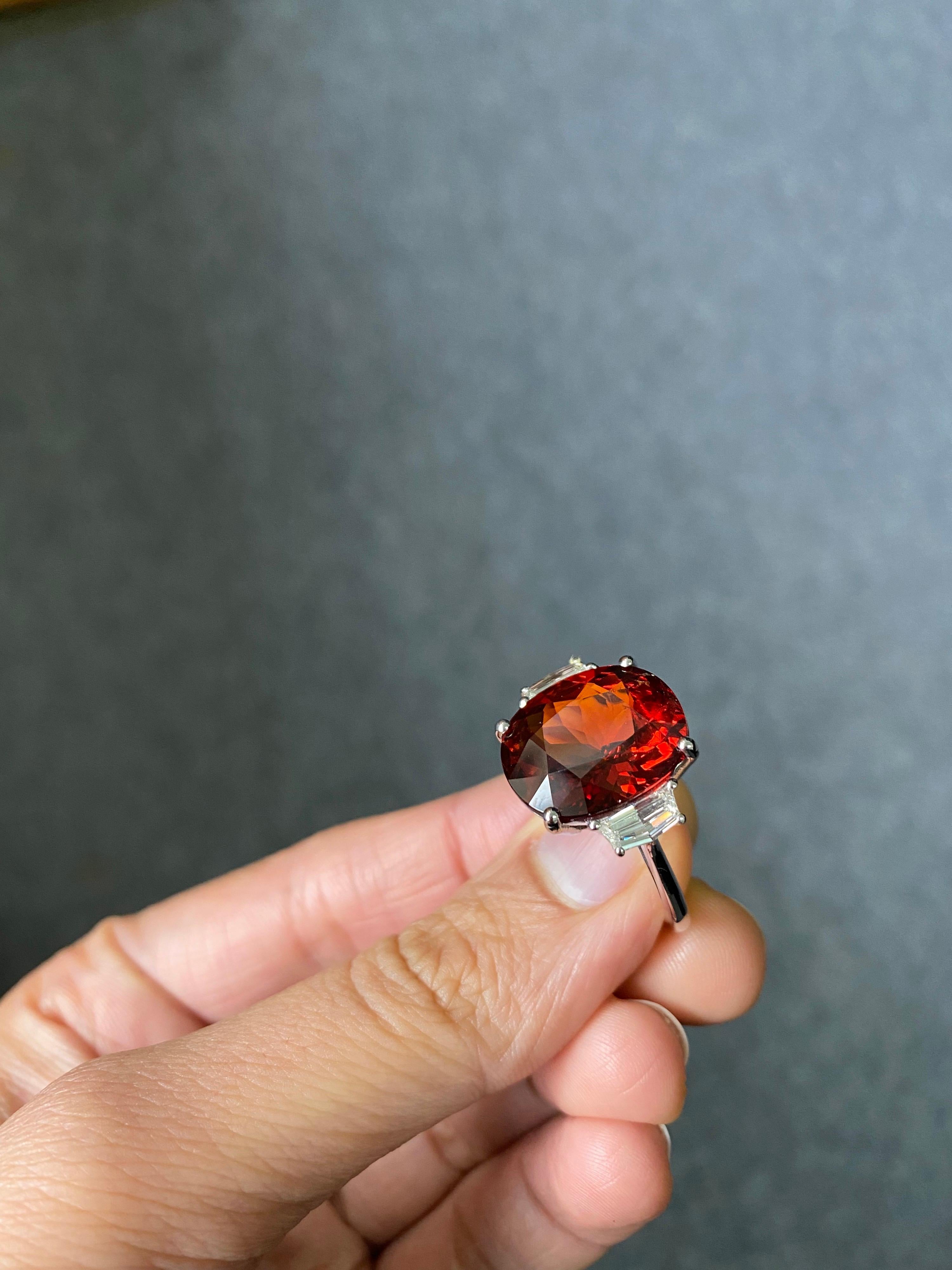 Bague de fiançailles à trois pierres en grenat mandarin certifié 11,11 carats et diamants en vente 2