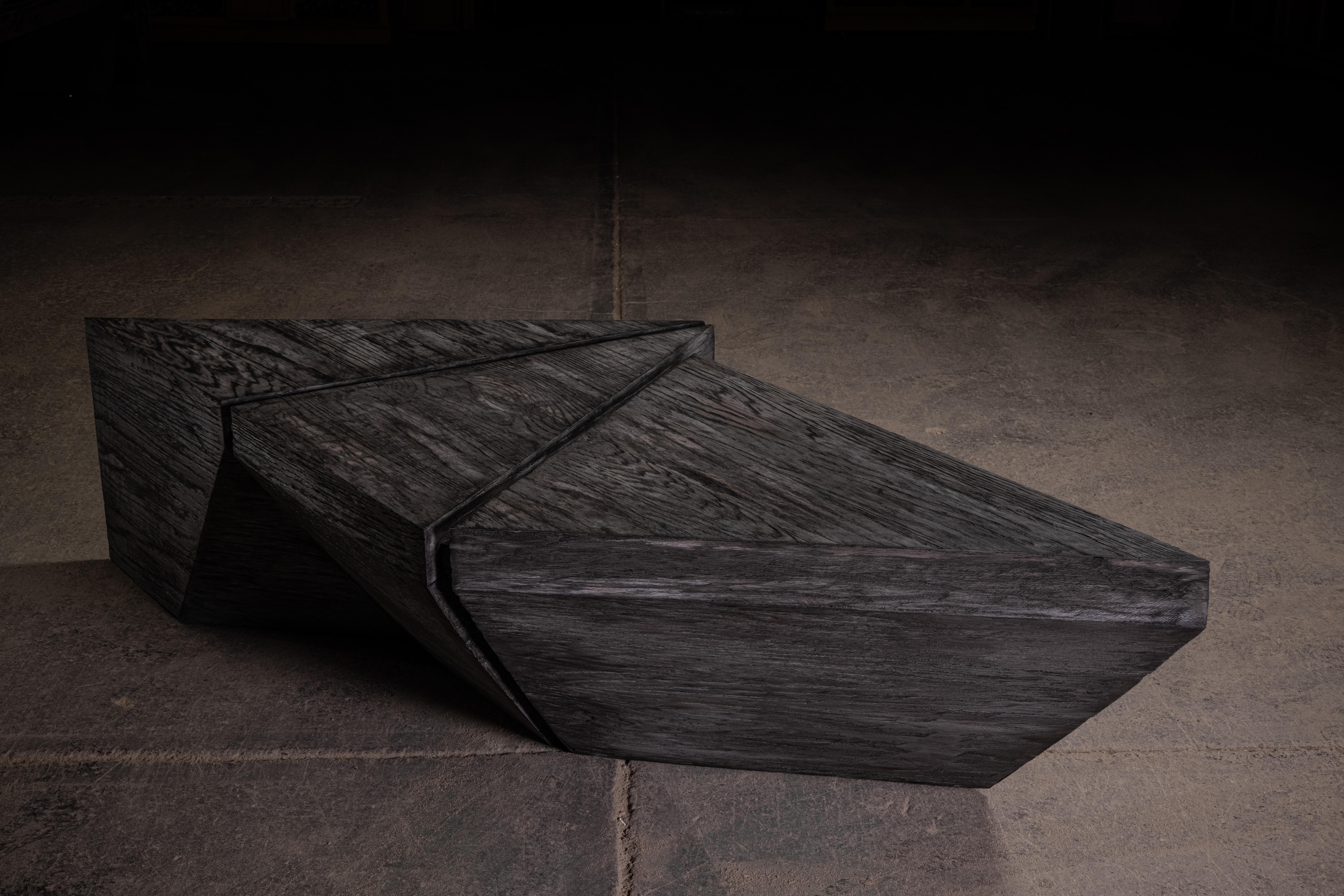 Table basse géométrique en chêne noir massif vintage, inspirée du mouvement Brutalist.
La table est formée par 3 triangles.
