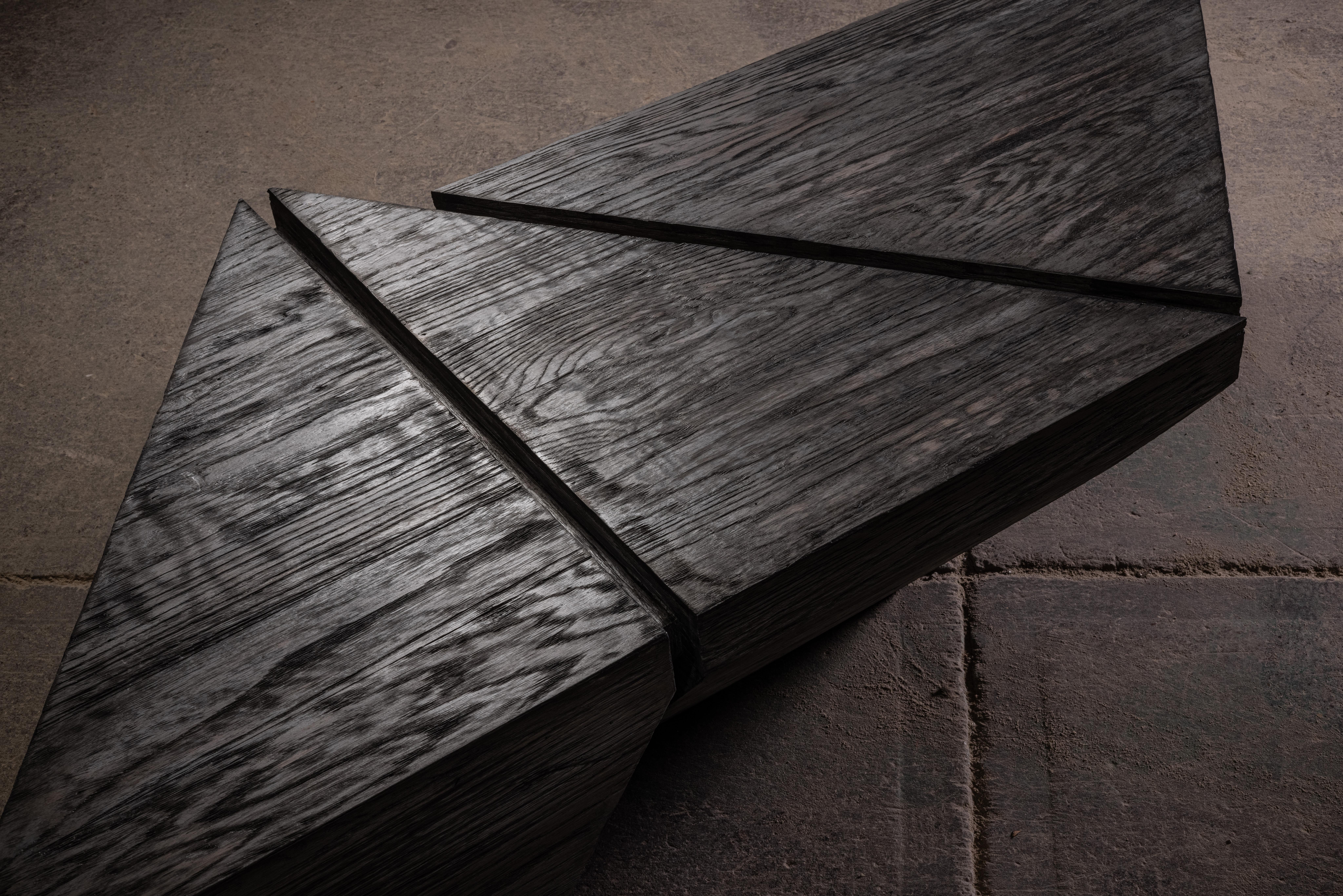 1111 Table basse géométrique en chêne noir massif d'époque par No Age Studio Neuf - En vente à Geneve, CH