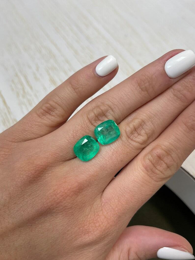 De las mujeres Pareja de esmeraldas colombianas de color verde amarillento de 11,11 quilates, talla cojín en venta