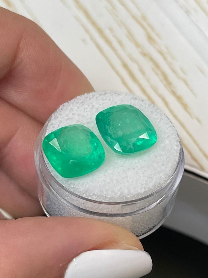 Pareja de esmeraldas colombianas de color verde amarillento de 11,11 quilates, talla cojín en Nuevo estado para la venta en Jupiter, FL
