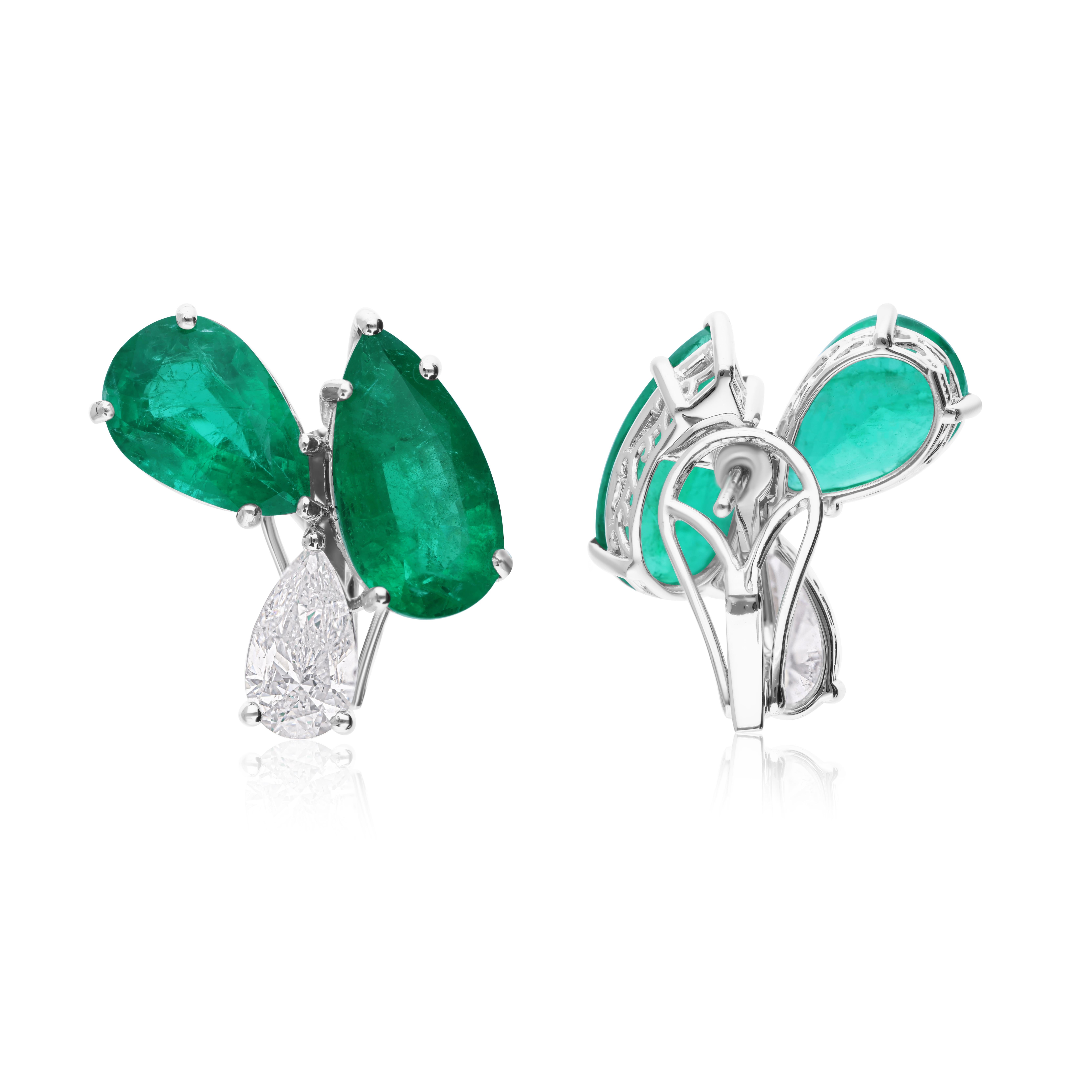 Coulées dans de l'or 18 carats, ces boucles d'oreilles exquises sont serties d'une émeraude zambienne de 11,12 carats et de 2 carats de diamants étincelants.

Suivez la vitrine de Spectrum Jewels pour découvrir la dernière collection et les pièces