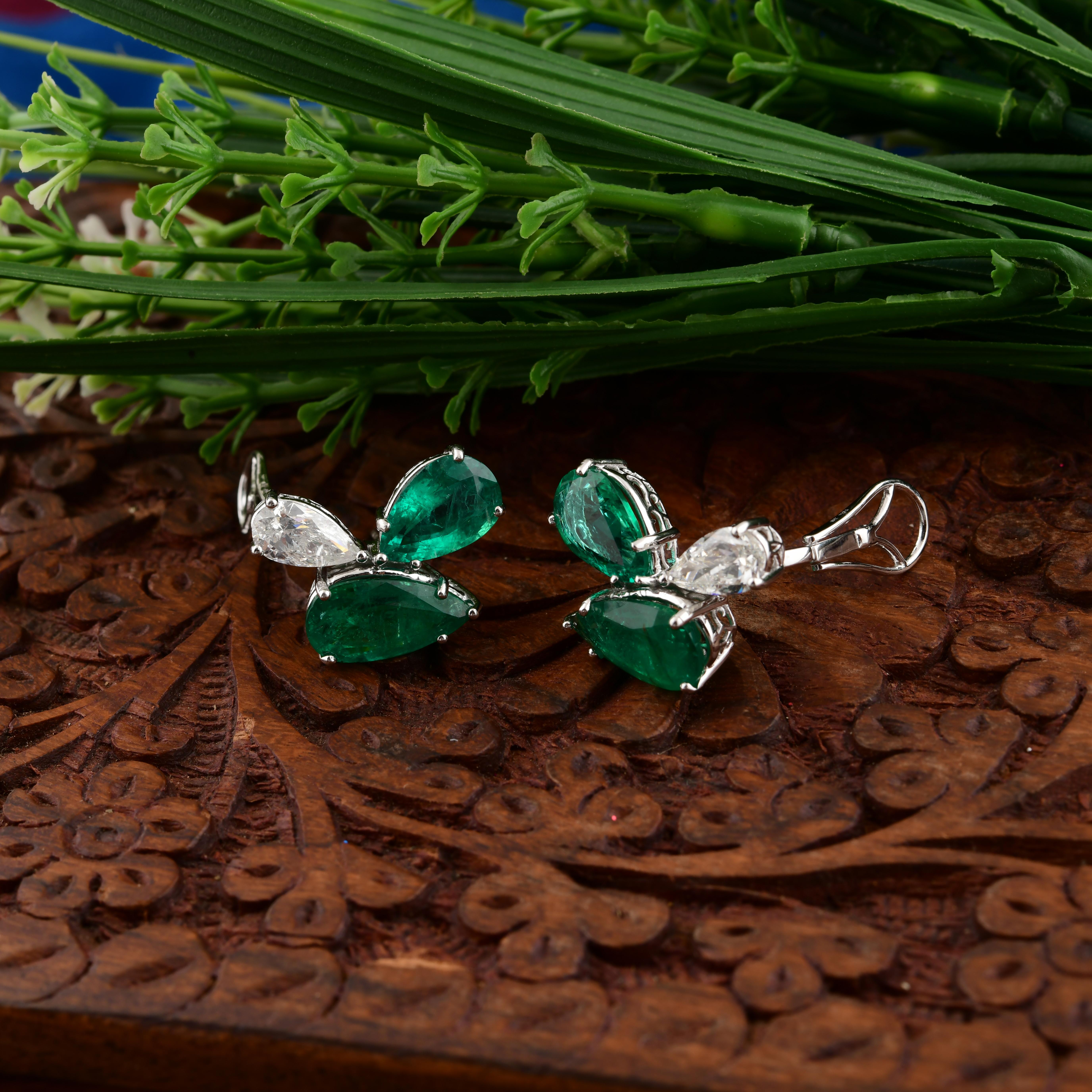 Taille poire Boucles d'oreilles en or blanc 18 carats avec émeraude de Zambie poire de 11,12 carats et diamants de 2 carats SI/H en vente