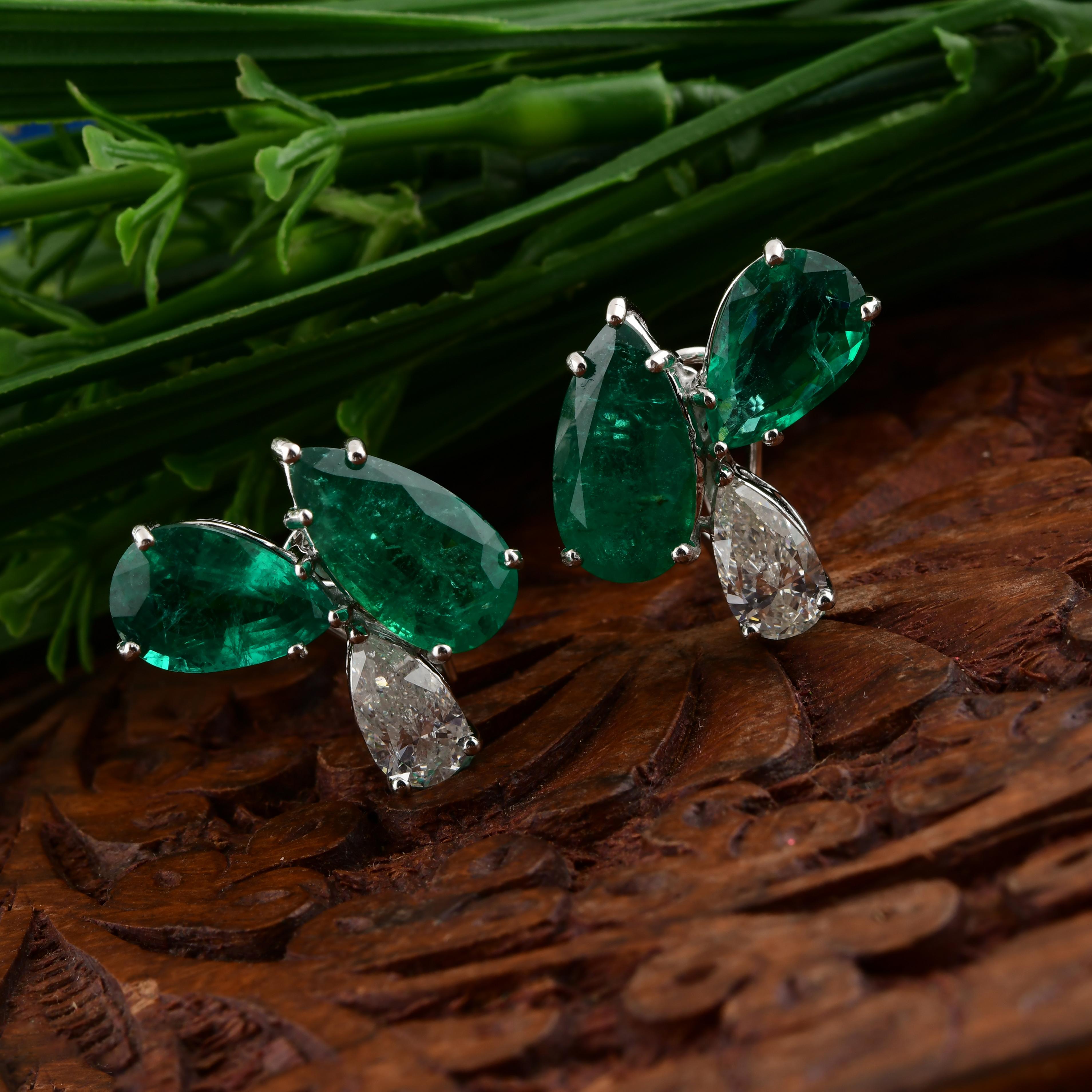 Boucles d'oreilles en or blanc 18 carats avec émeraude de Zambie poire de 11,12 carats et diamants de 2 carats SI/H Neuf - En vente à Diera, Dubai
