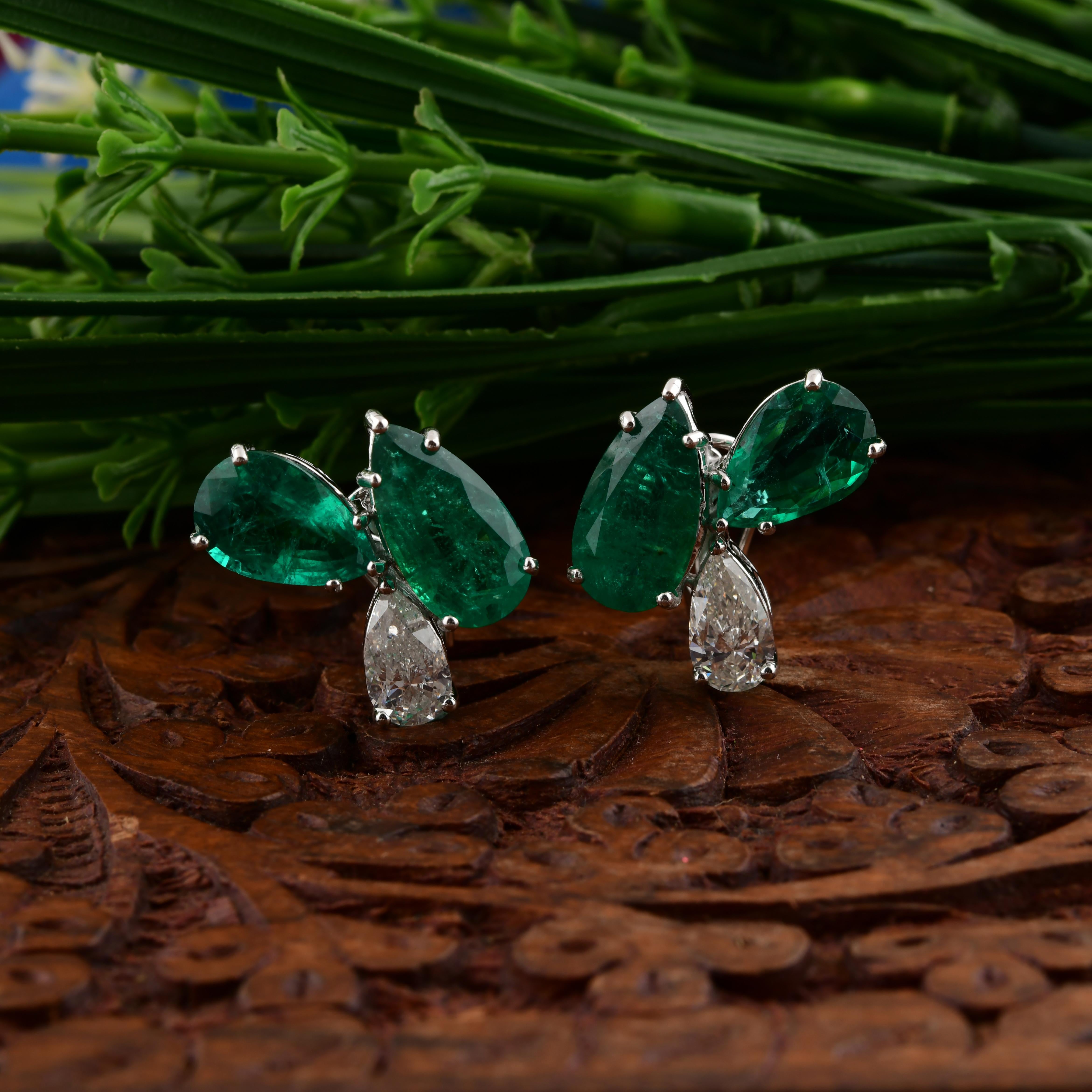 Boucles d'oreilles en or blanc 18 carats avec émeraude de Zambie poire de 11,12 carats et diamants de 2 carats SI/H Pour femmes en vente