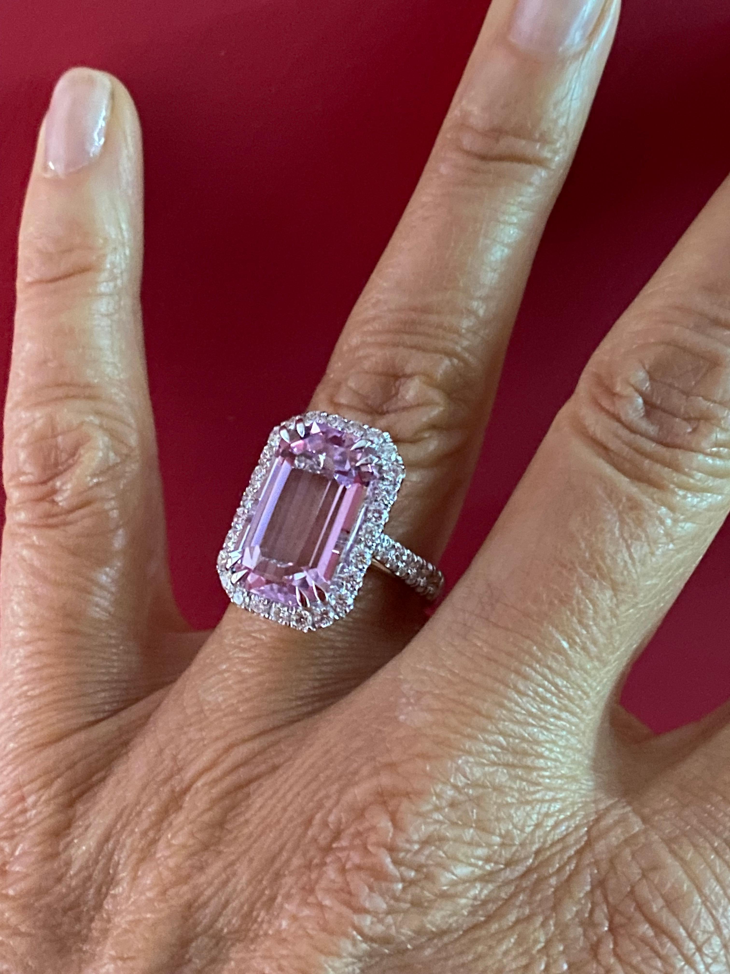 11.12 Kt  Kunzite Diamonds 18k White Gold Made in Italy  Ring In New Condition For Sale In Valenza , IT
