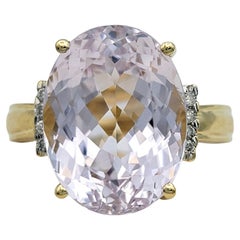 Anillo de cóctel de kunzita talla oval de 11,13 quilates con diamantes en oro amarillo de 14 quilates