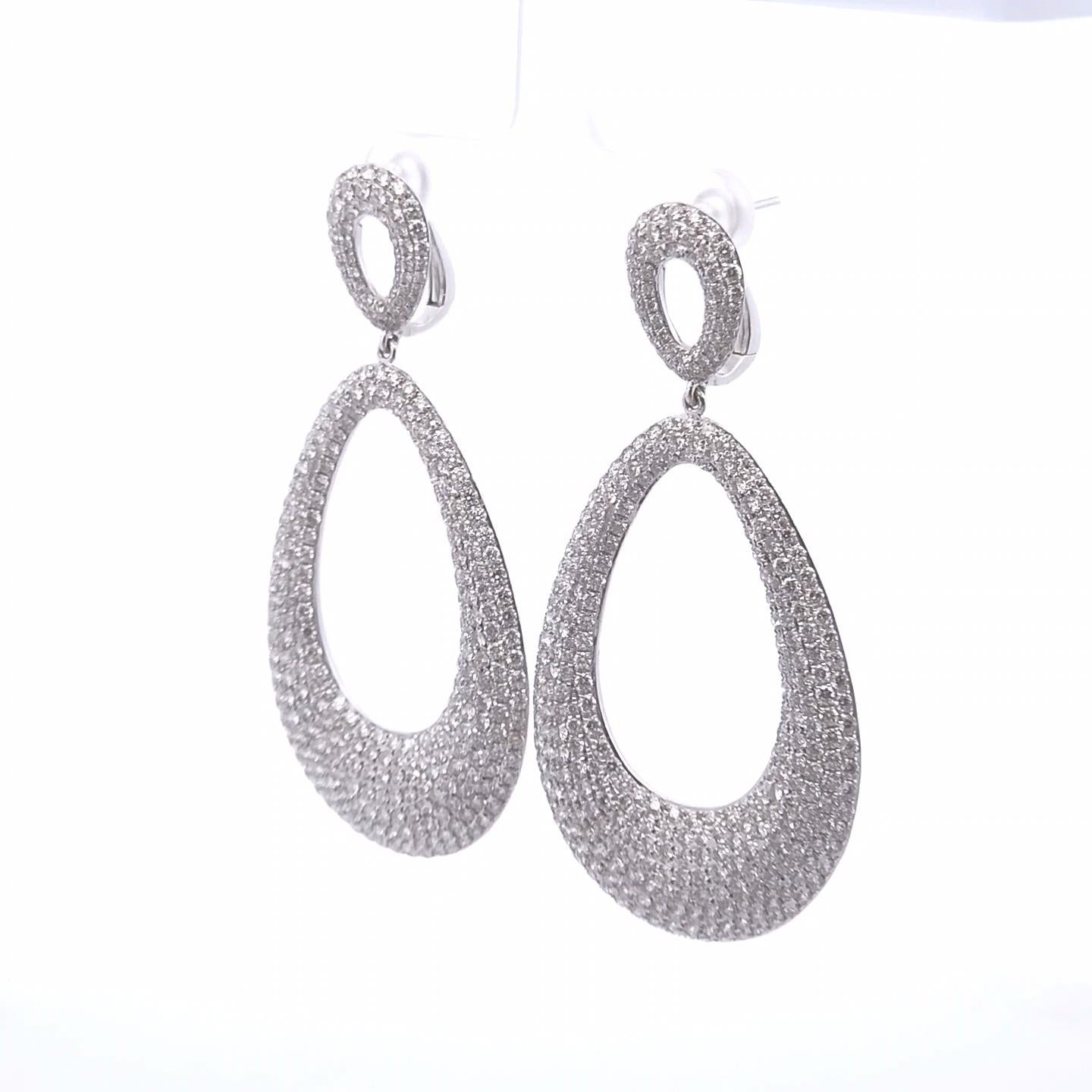 Eleva tu look con estos impresionantes Pendientes de aro ovalados con diamantes de fantasía de 11⅓ quilates, bellamente elaborados en radiante oro blanco de 18 quilates. Con un peso total de diamantes de 11,34 quilates, cada aro presenta un conjunto