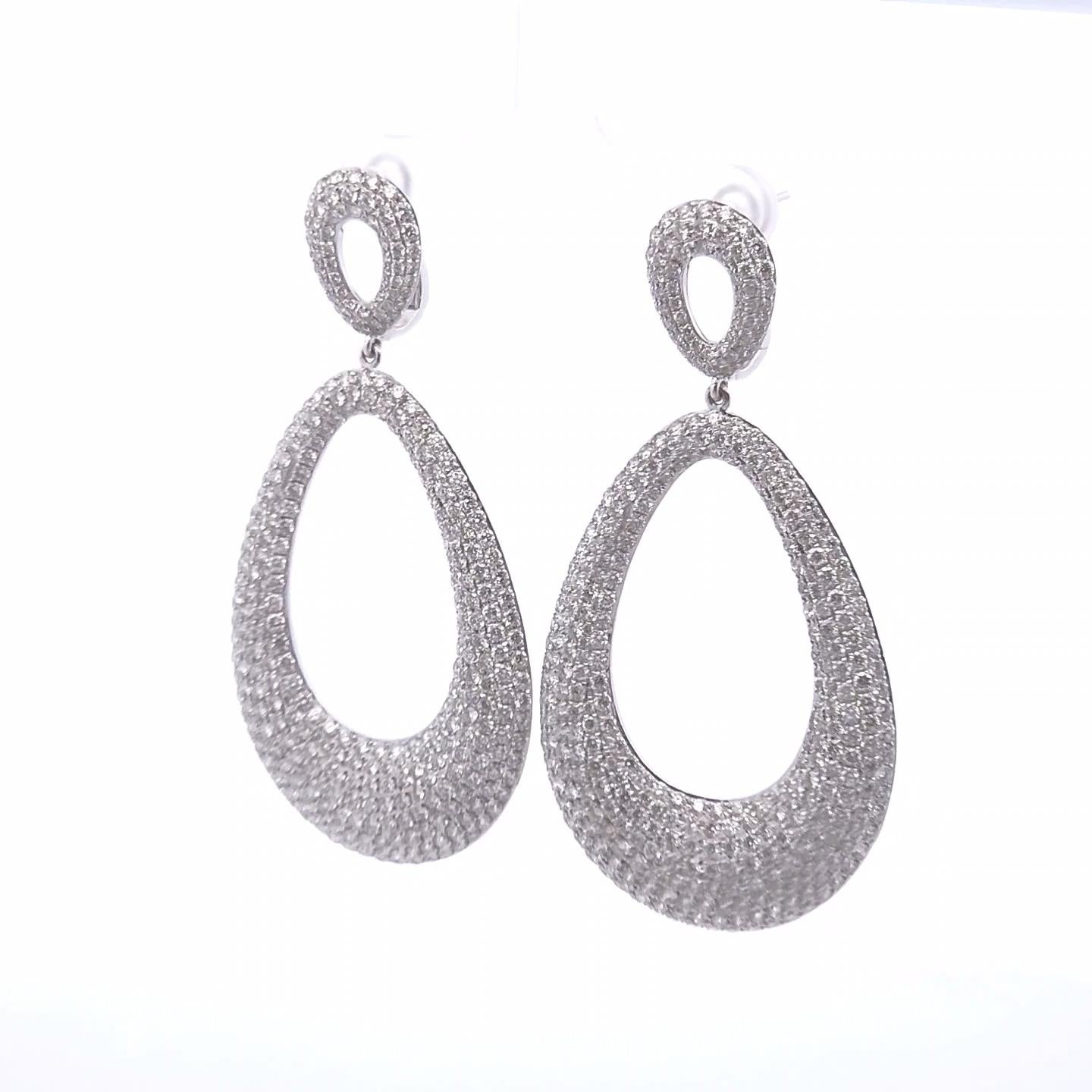 Pendientes de aro ovalados con diamantes de fantasía de 11⅓ct en oro de 18k Corte oval en venta