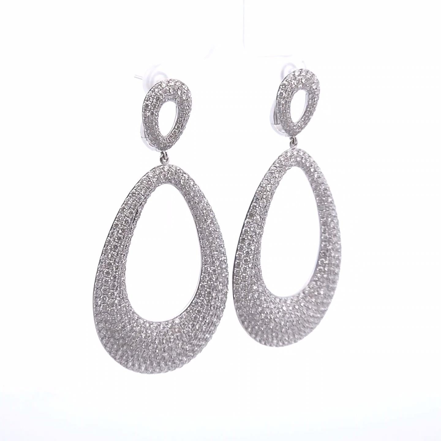Taglio ovale Orecchini a cerchio ovali con diamante da 11⅓ct in oro 18 carati in vendita