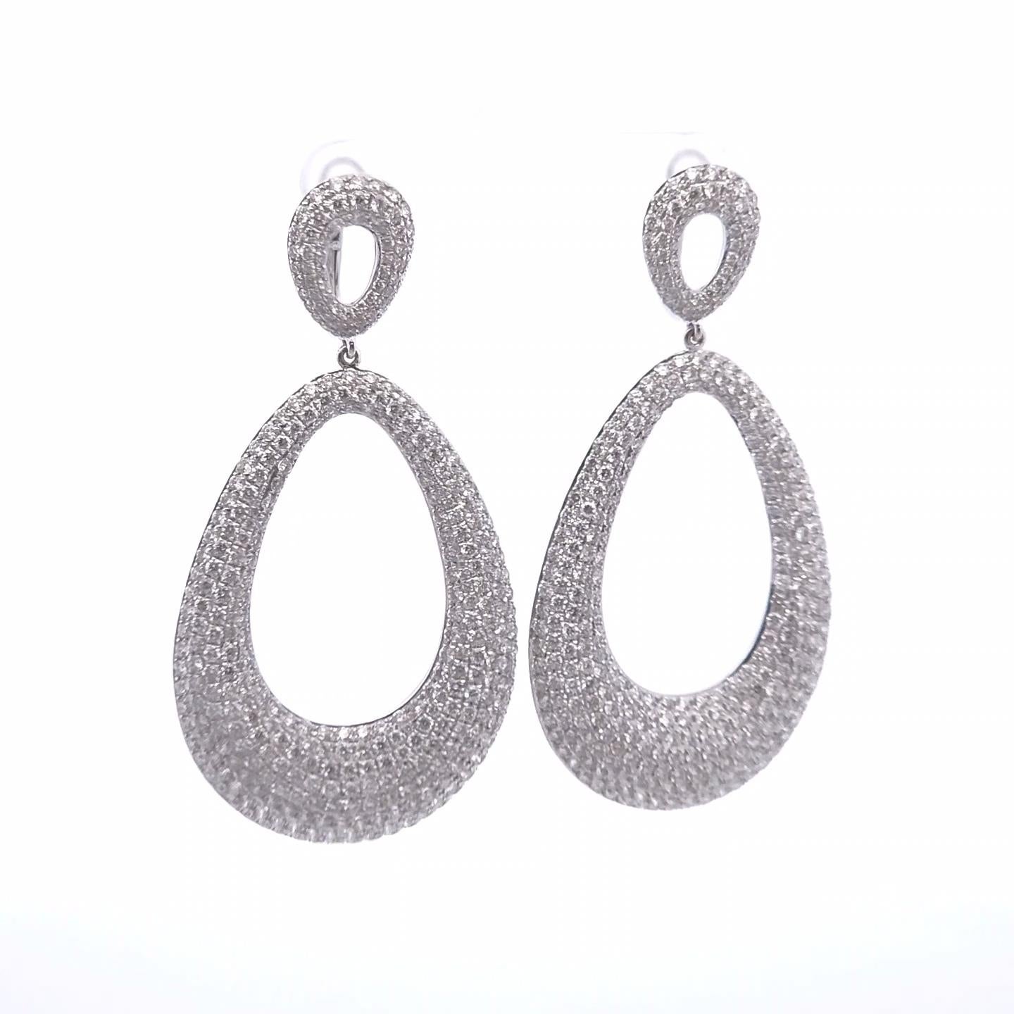 Pendientes de aro ovalados con diamantes de fantasía de 11⅓ct en oro de 18k en Nuevo estado para la venta en Tustin, CA