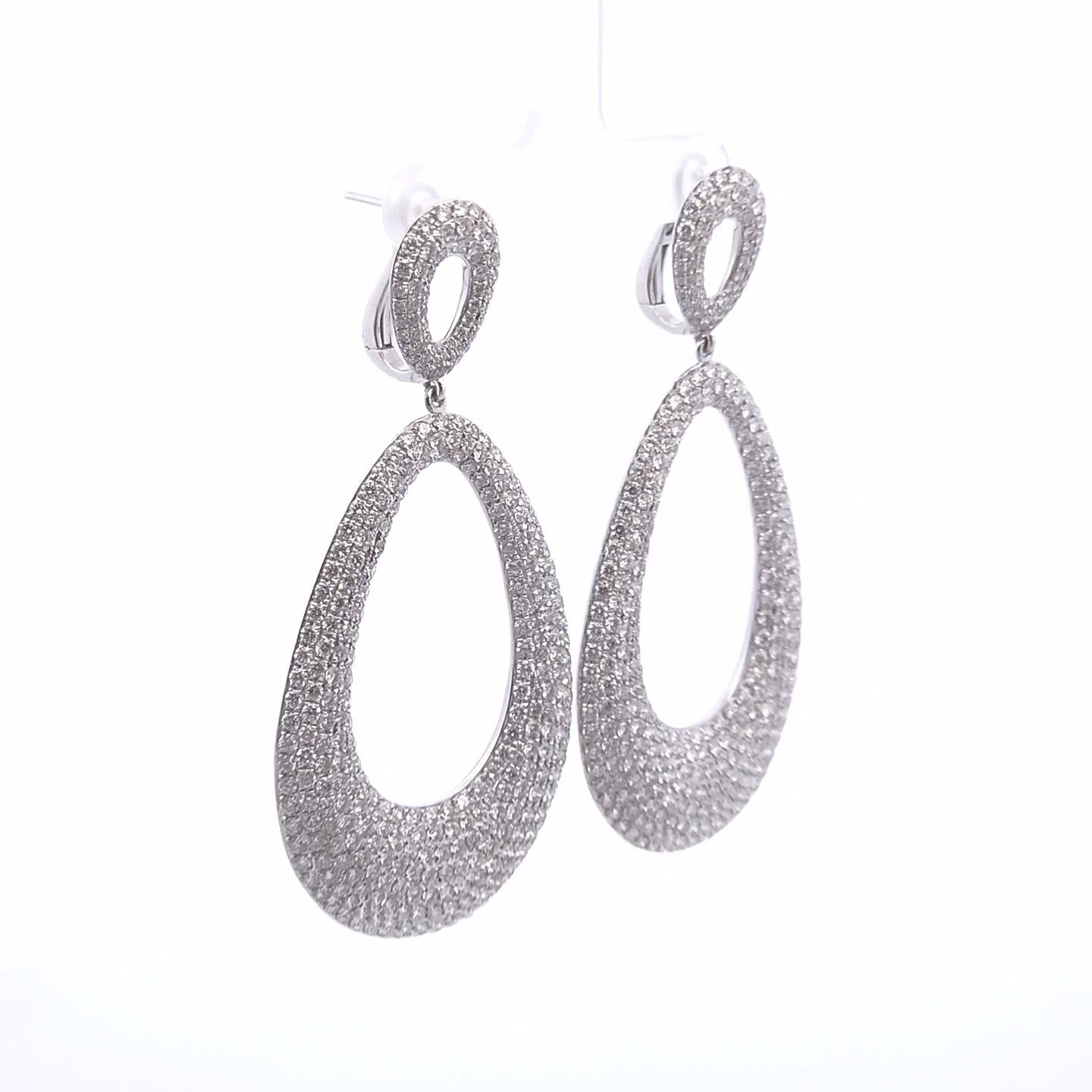 Orecchini a cerchio ovali con diamante da 11⅓ct in oro 18 carati In condizioni Nuovo in vendita a Tustin, CA