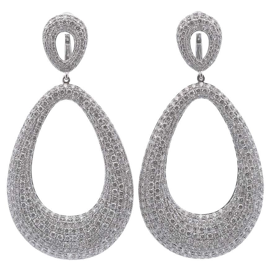 Orecchini a cerchio ovali con diamante da 11⅓ct in oro 18 carati in vendita