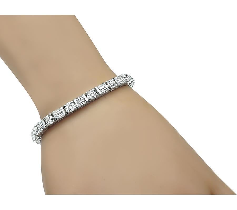 Esta es una encantadora pulsera de oro blanco de 14 quilates. La pulsera está engastada con brillantes diamantes talla baguette y redonda que pesan aproximadamente 11,14 ct. El color de estos diamantes es G-I con claridad VS. La pulsera mide 5 mm de