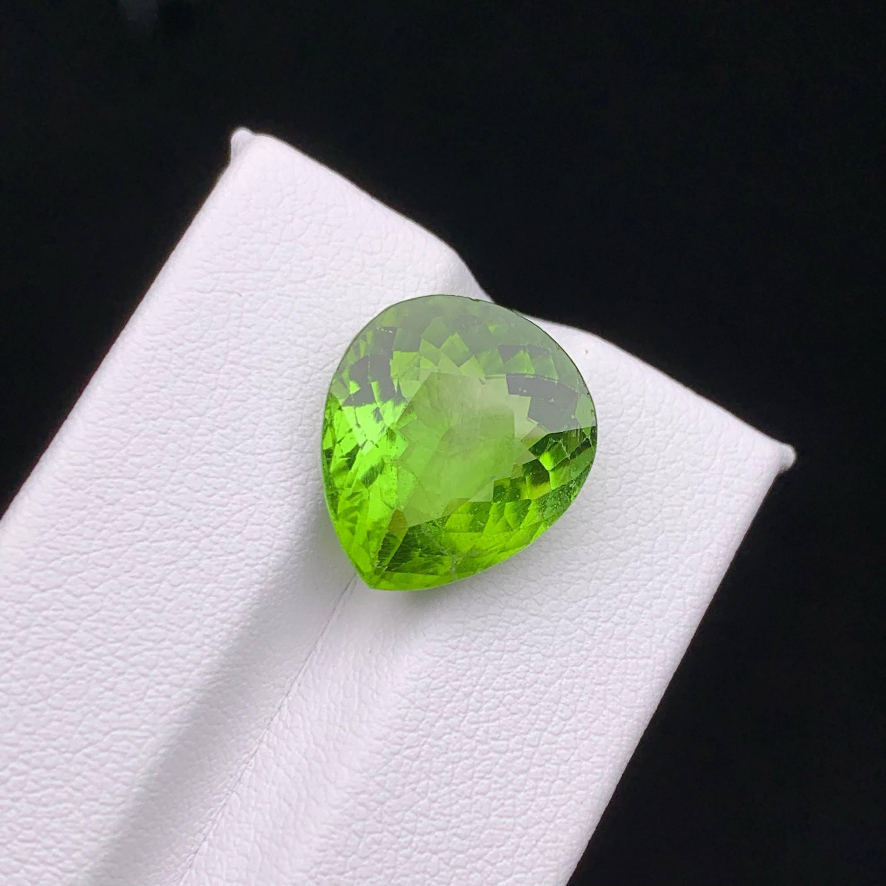 11.15 Carat Natural Loose Green Peridot Stone Pear Cut Pakistani Gemstone (pierre précieuse du Pakistan) en vente 4