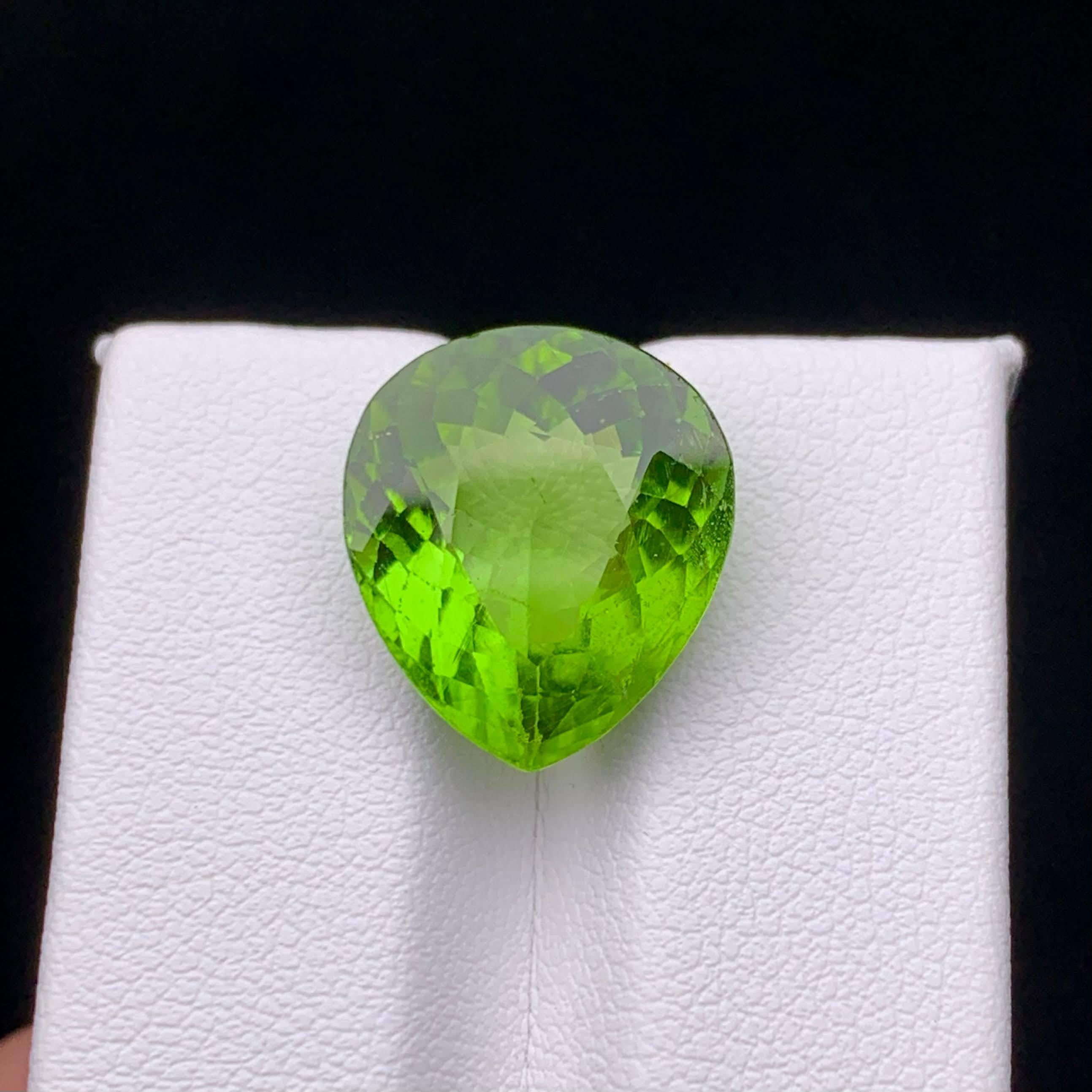Poids 11,15 carats 
Dimensions 15,6x13,8x7,7mm
Traitement Aucun
Origine : Pakistan 
Clarté VVS 
Forme Coupe Poire 




Découvrez la beauté naturelle de ce péridot vert de 11,15 carats, taillé de manière experte dans une élégante forme de poire qui