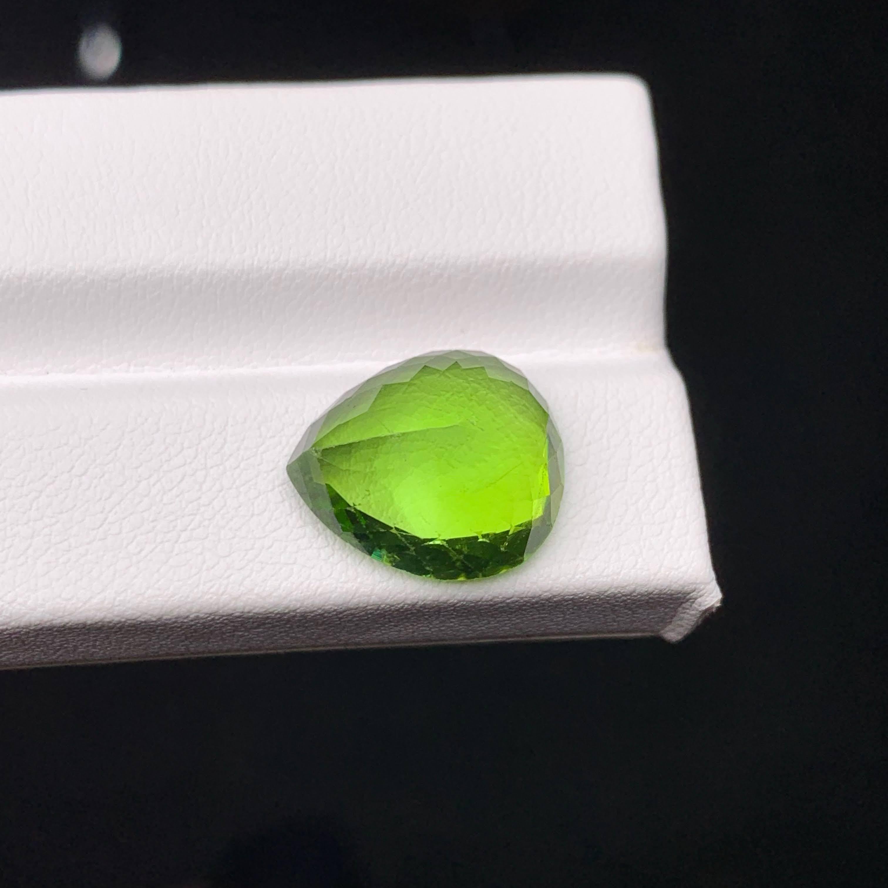 Moderne 11.15 Carat Natural Loose Green Peridot Stone Pear Cut Pakistani Gemstone (pierre précieuse du Pakistan) en vente
