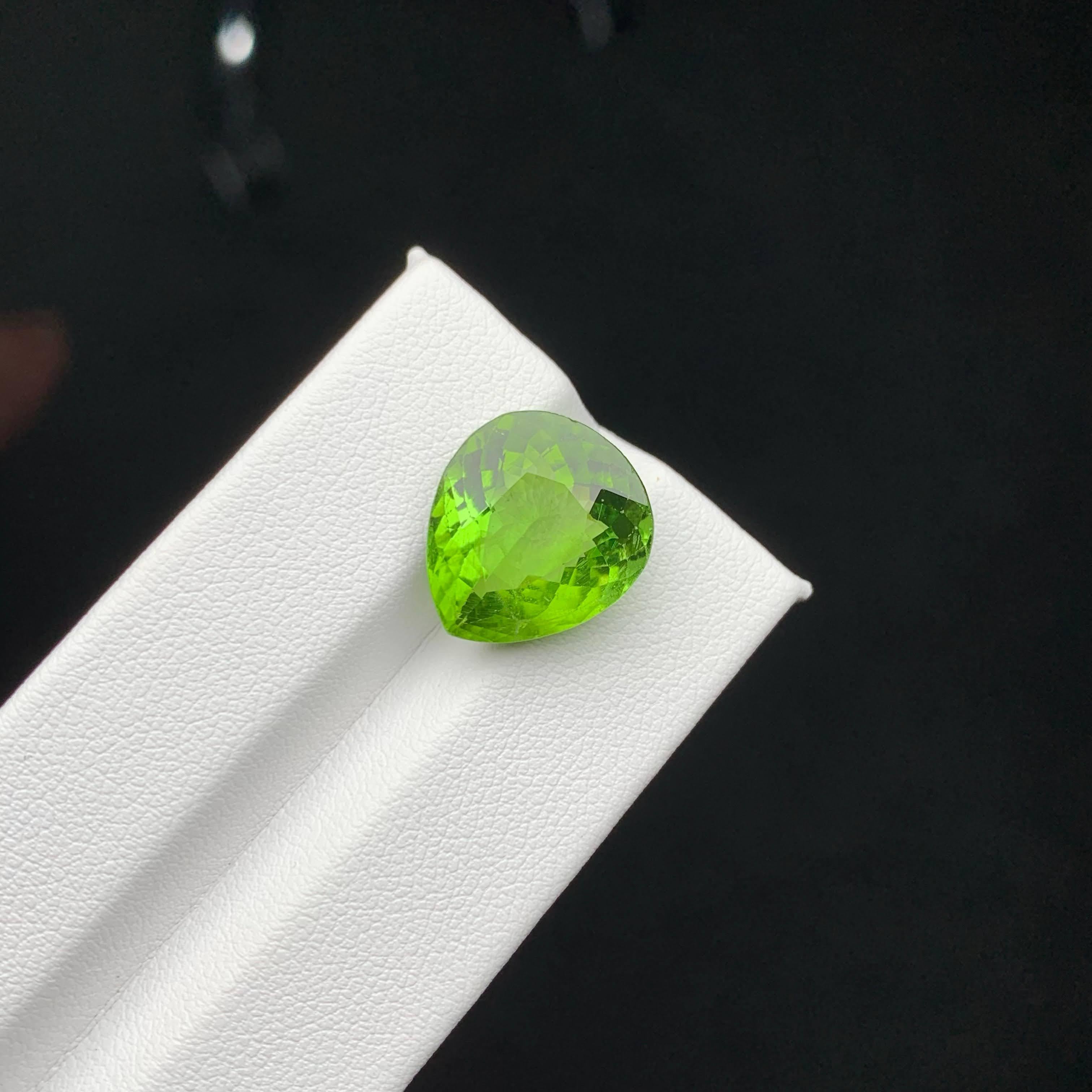 11.15 Carat Natural Loose Green Peridot Stone Pear Cut Pakistani Gemstone (pierre précieuse du Pakistan) Unisexe en vente