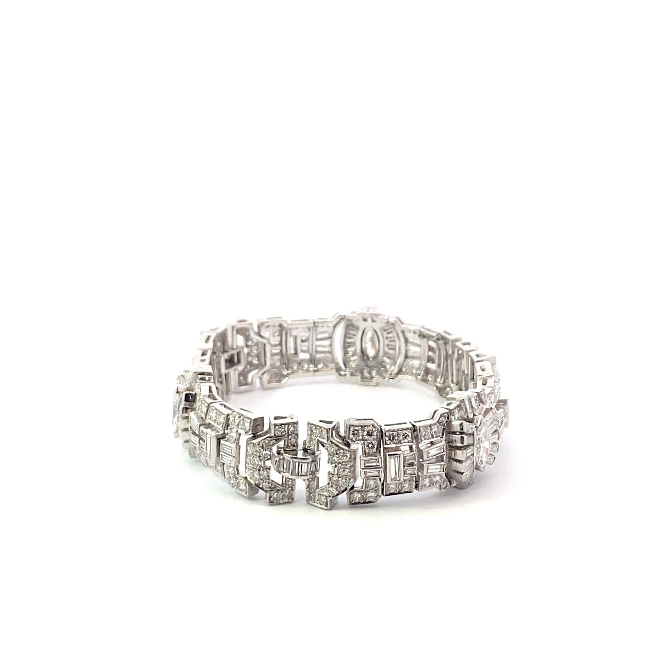 Pulsera de diamantes talla brillante redonda de 11,15 quilates de peso total en platino.
 
La pulsera pesa aproximadamente 56 gramos, mide 7 pulgadas de largo y 0,65 de ancho. Hay un total de 184 diamantes naturales de talla brillante redonda con un