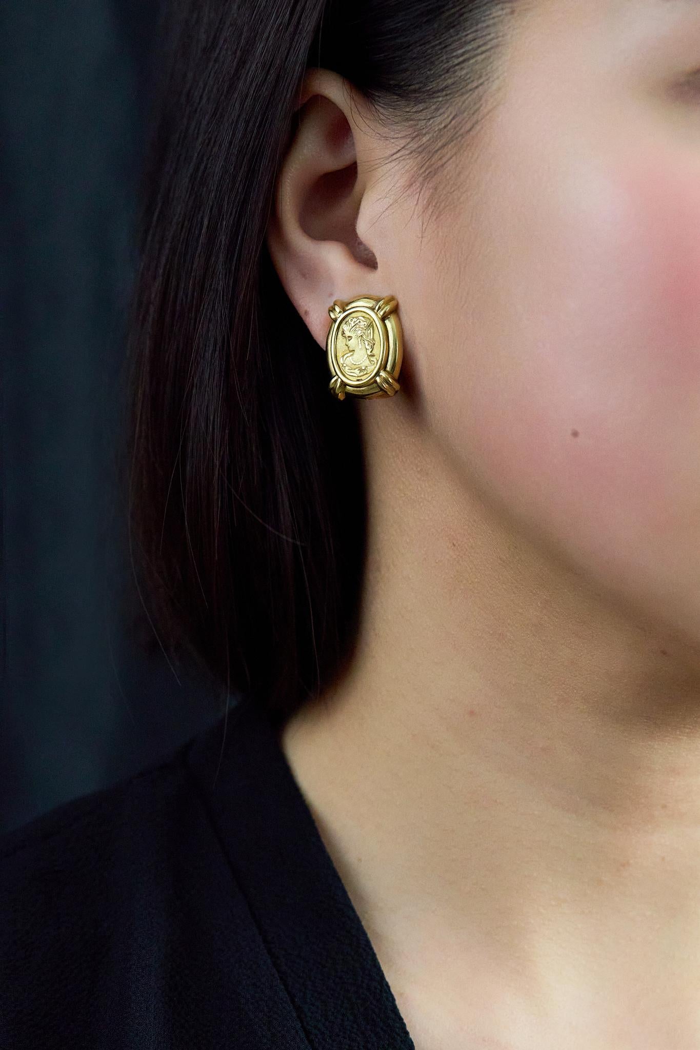 Orecchini a clip con cammeo da 11,15 grammi in oro giallo 18 carati In condizioni buone in vendita a New York, NY