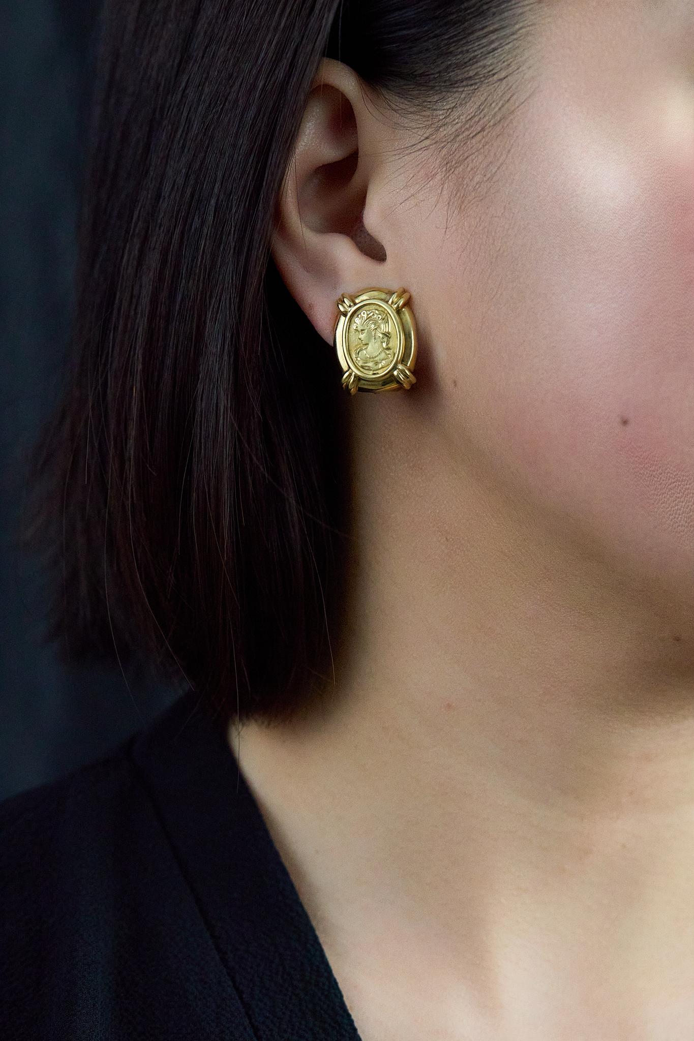 Donna Orecchini a clip con cammeo da 11,15 grammi in oro giallo 18 carati in vendita