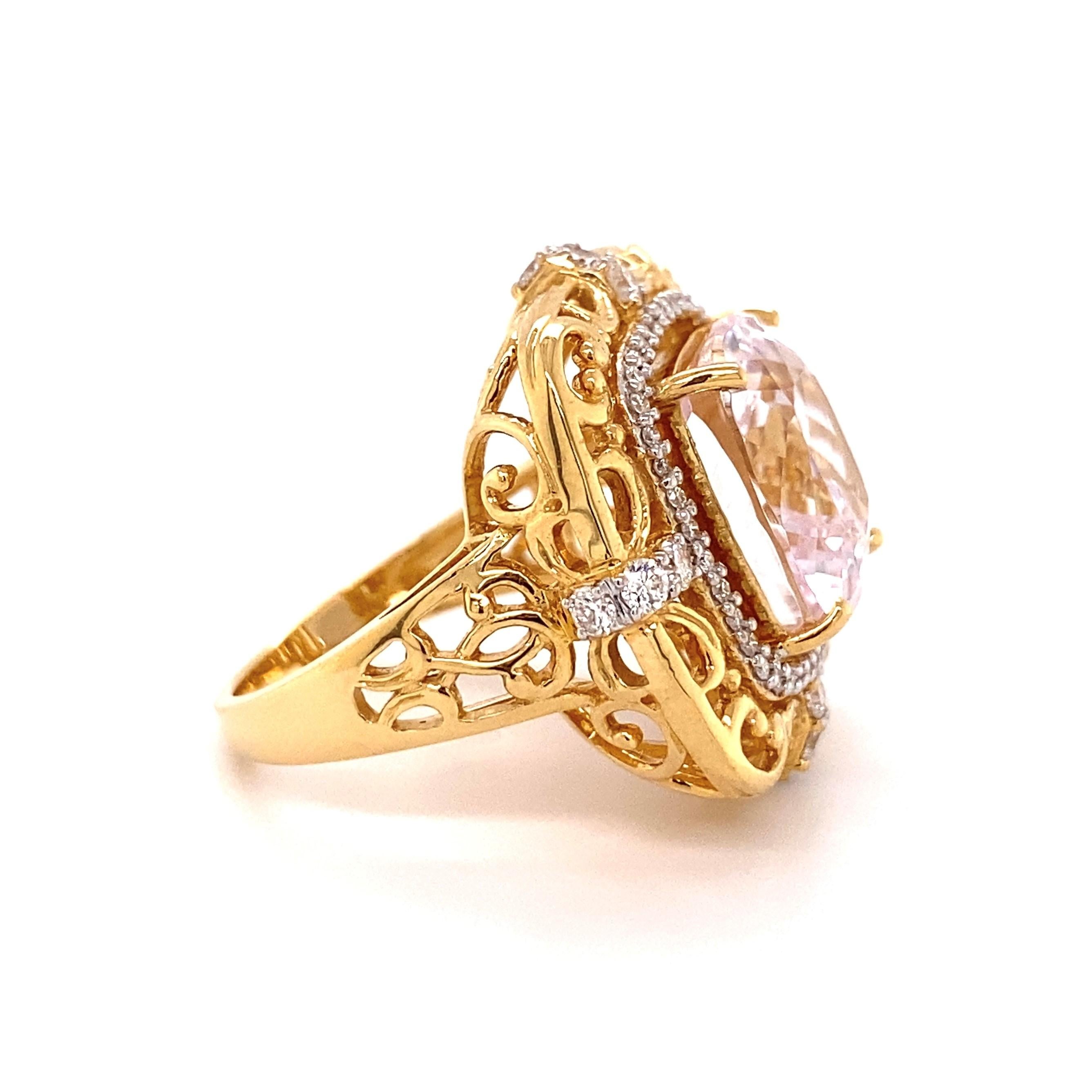 Superbe bague cocktail en kunzite et diamants, centrée par une kunzite coussin de 11,17 carats, entourée et accentuée par des diamants, environ 0,58 ctw. Une monture en or jaune 18 carats magnifiquement 