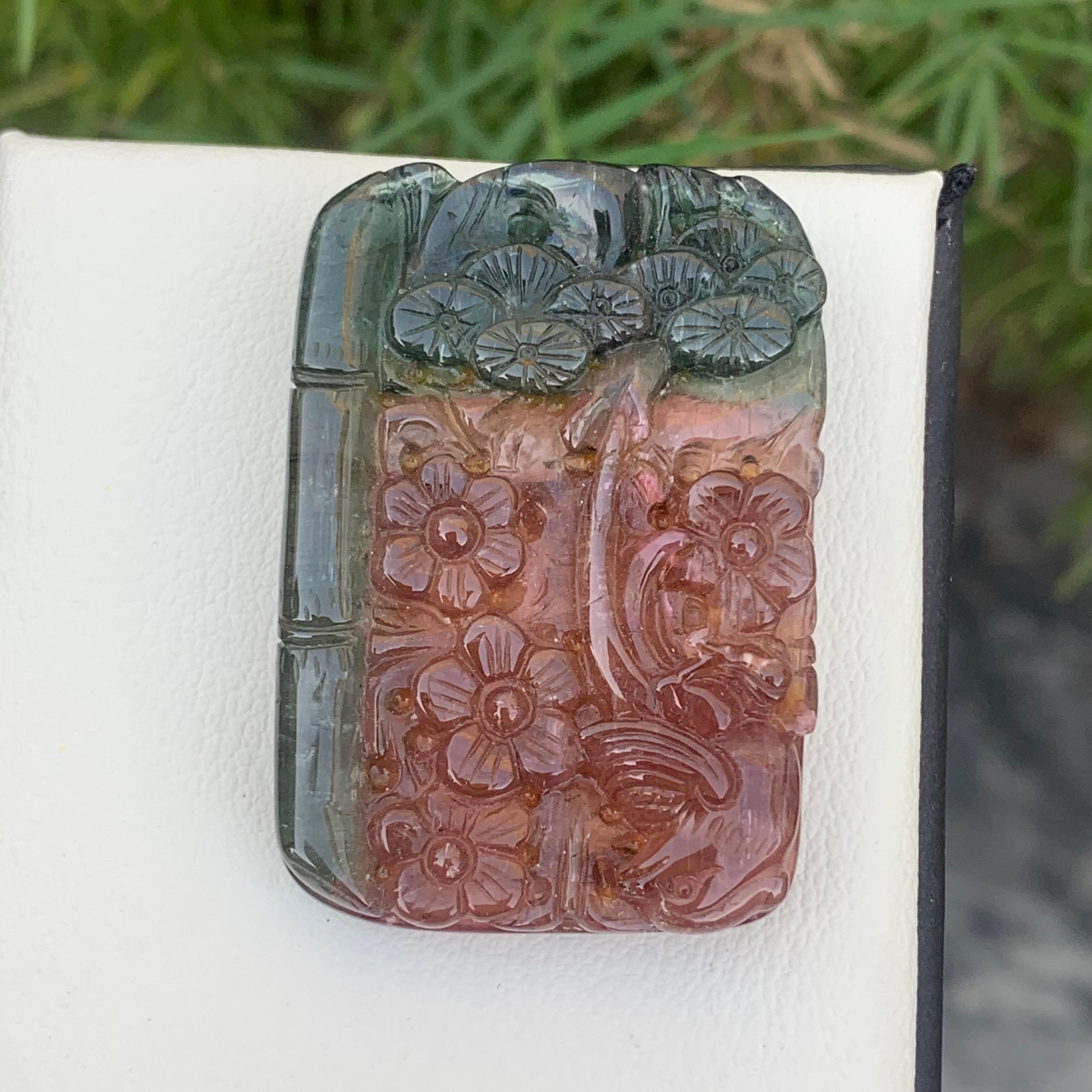 Malgache Sculpture en tourmaline naturelle bicolore à fleurs glamour de 111,85 carats en vente