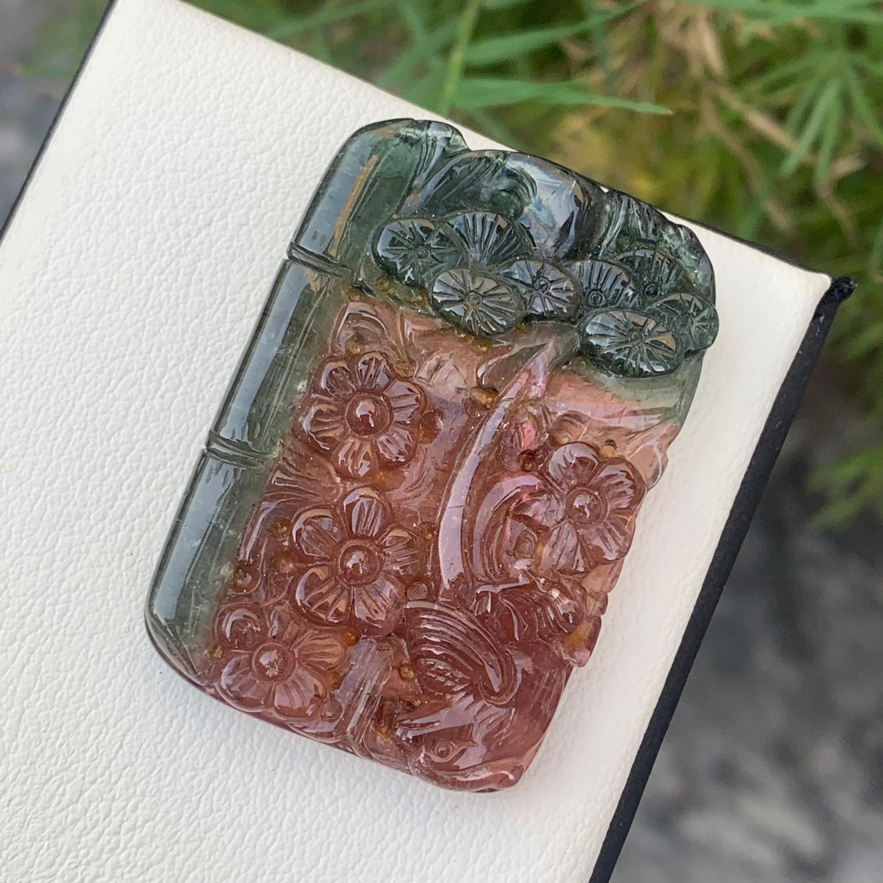 Sculpture en tourmaline naturelle bicolore à fleurs glamour de 111,85 carats en vente 1