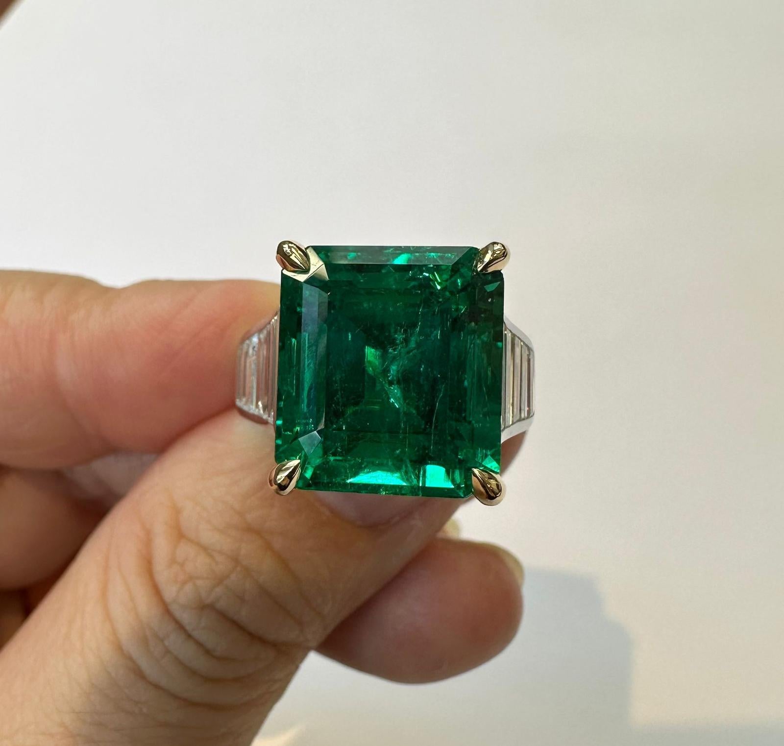 Beeindruckend in seiner Präsenz und selten in seiner Qualität ist dieser außergewöhnliche Ring mit einem 11,18-karätigen kolumbianischen Smaragd, der vom renommierten Gübelin Gem Lab mit einer außergewöhnlichen Edelsteinbewertung von 87,5