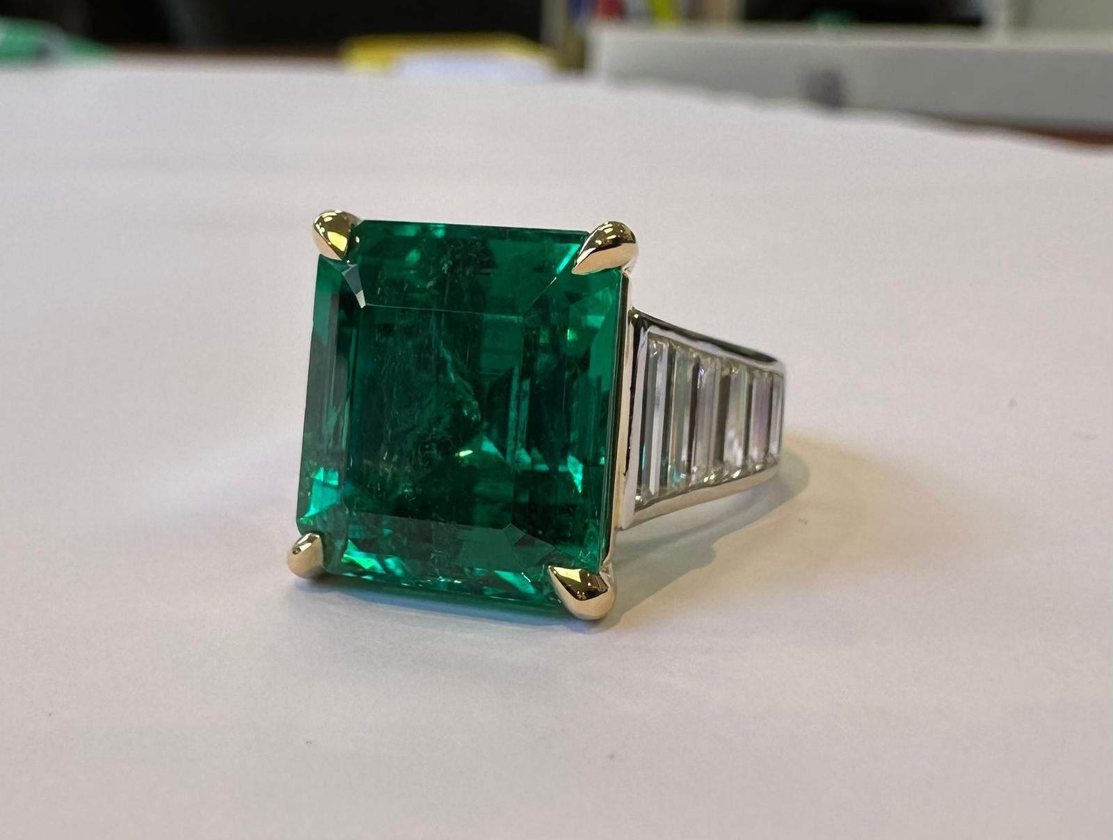 Kolumbianischer Smaragd & Diamant Platinfassung Ring, Gübelin zertifiziert (Smaragdschliff) im Angebot
