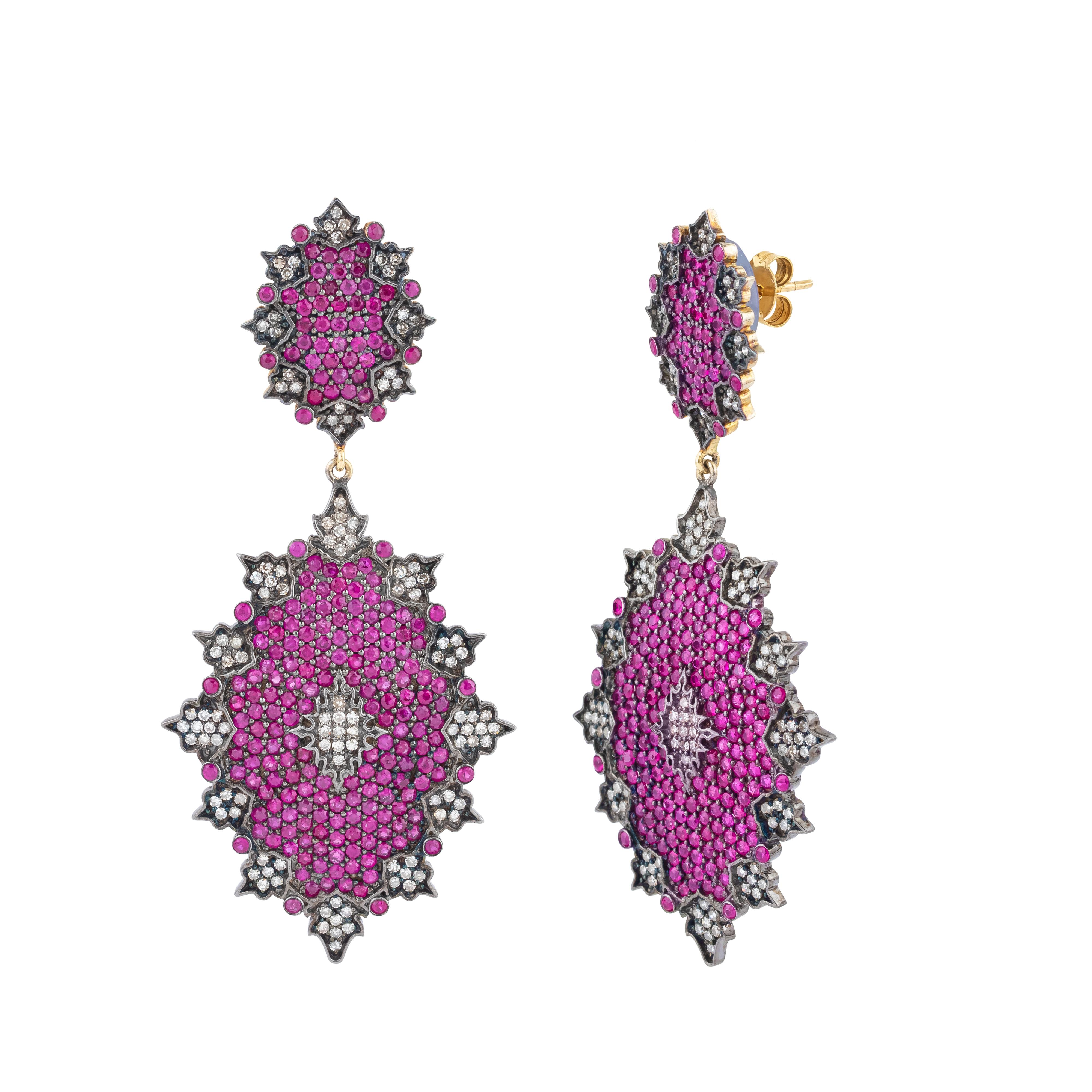 Una squisita fusione di brillantezza e vivacità, gli orecchini a goccia con diamanti e rubini da 11,19 carati incarnano l'arte del design di alta gioielleria. Caratterizzati da un'affascinante disposizione di diamanti, ognuno dei quali tagliato
