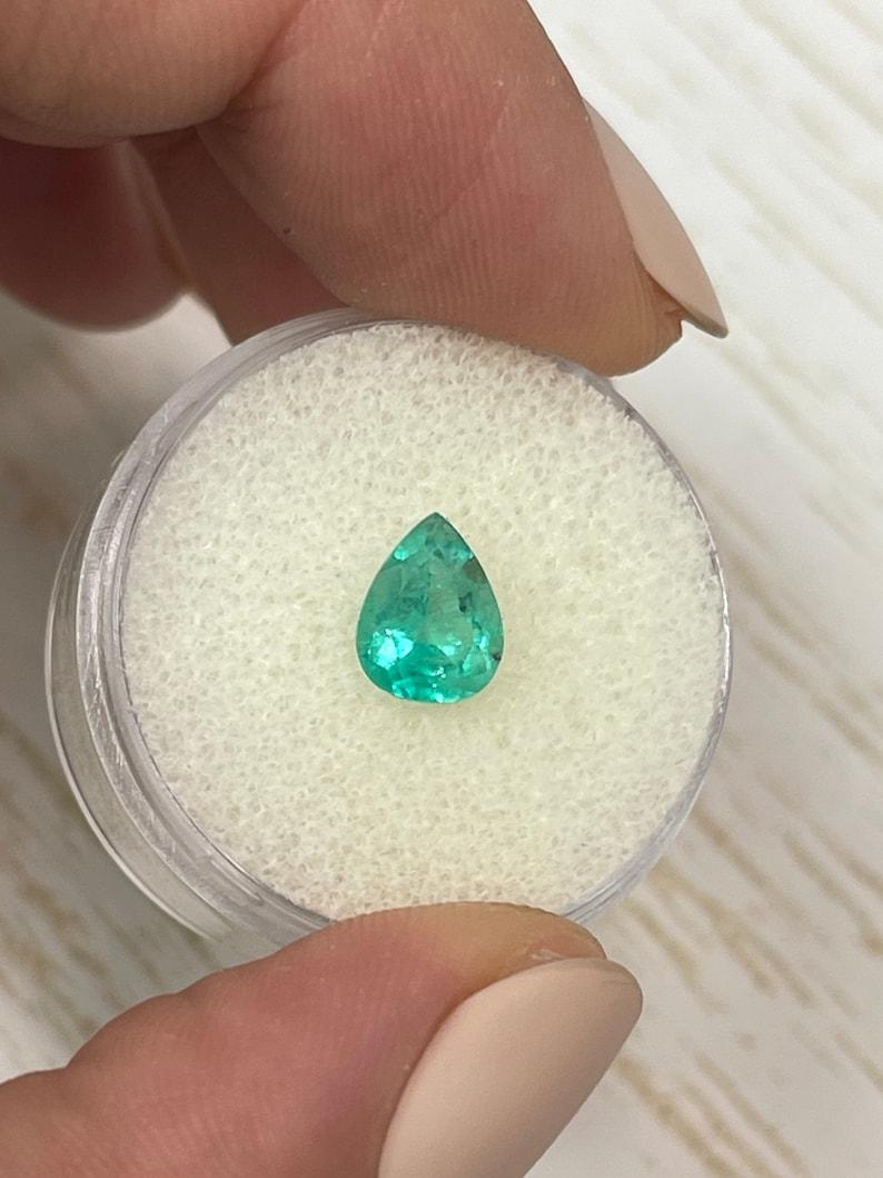 A. Stone: Smeraldo
Peso: 1,11 carati
Forma: Taglio a pera
Chiarezza: Trasparente
Lucentezza: Molto buono
Colore: Verde bluastro medio chiaro
Misure: 8,27 mm x 6,41 mm x 4,32 mm
Origine geografica: Colombia
Trattamento: Naturale, oliatura

Commenti: