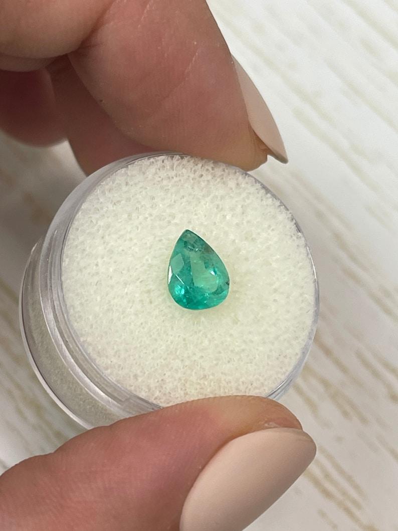 Moderno Smeraldo colombiano verde bluastro da 1,11 carati - Gemma di maggio a goccia con taglio a pera in vendita