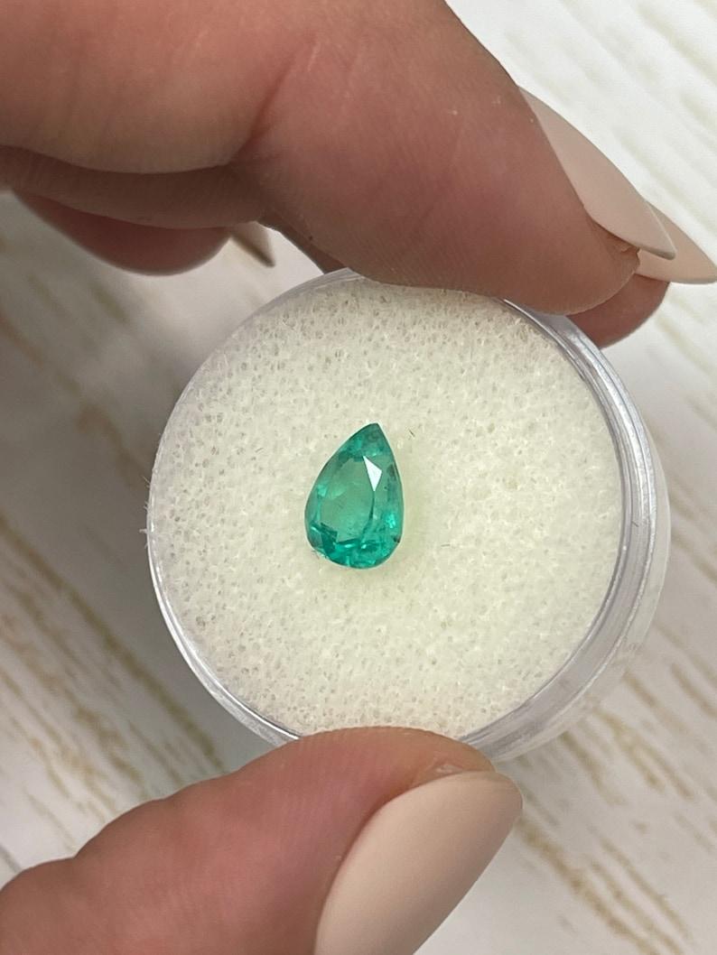 Taglio a goccia Smeraldo colombiano verde bluastro da 1,11 carati - Gemma di maggio a goccia con taglio a pera in vendita