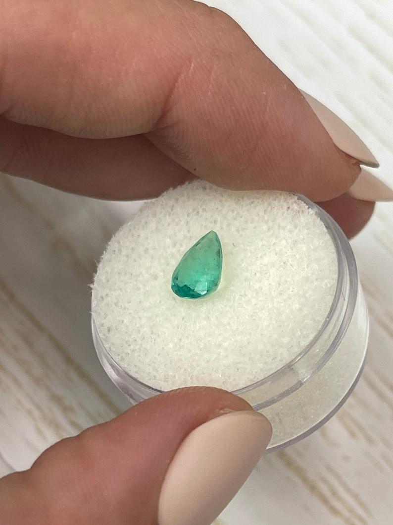 Smeraldo colombiano verde bluastro da 1,11 carati - Gemma di maggio a goccia con taglio a pera In condizioni Nuovo in vendita a Jupiter, FL