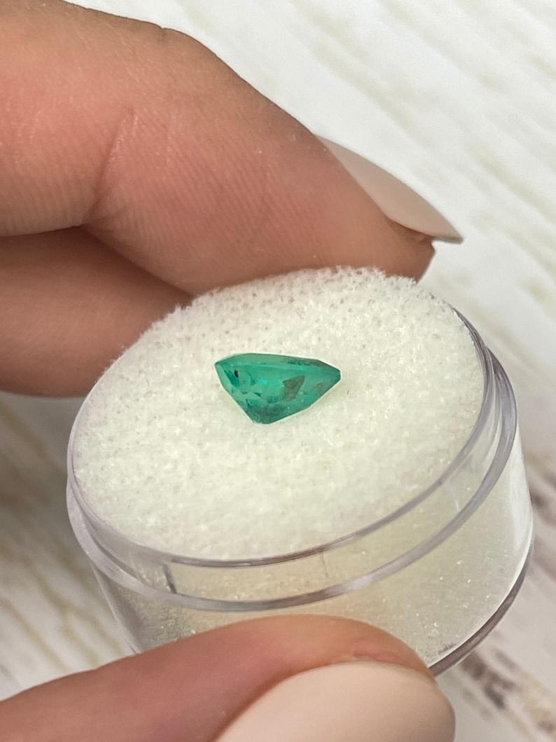 Donna Smeraldo colombiano verde bluastro da 1,11 carati - Gemma di maggio a goccia con taglio a pera in vendita
