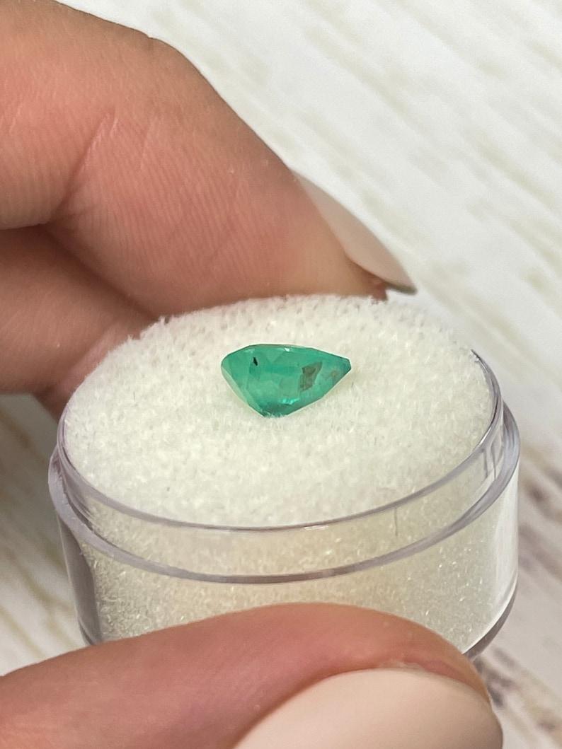 Smeraldo colombiano verde bluastro da 1,11 carati - Gemma di maggio a goccia con taglio a pera in vendita 1
