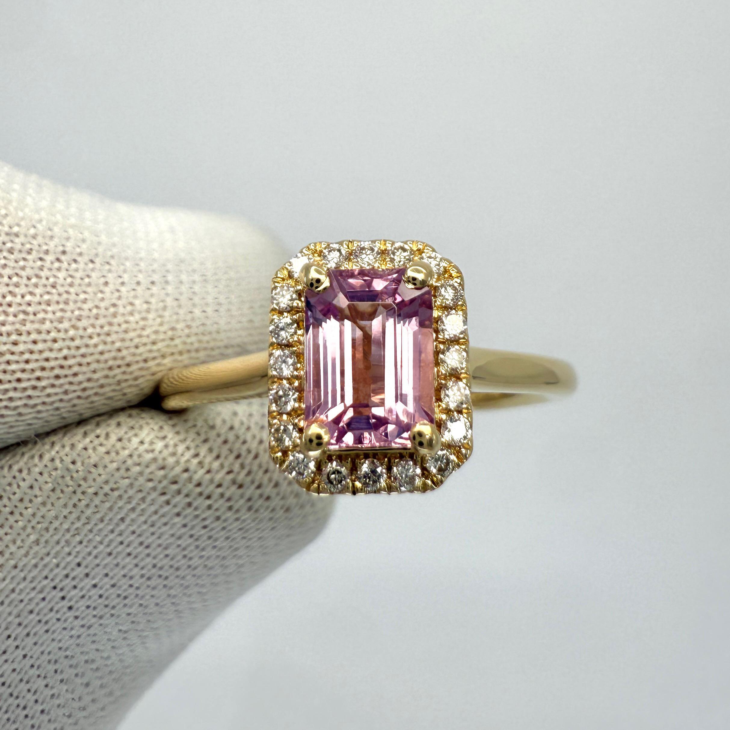 Raffinato anello aureolato in oro giallo 18k con diamante e spinello rosa di Mahenge taglio smeraldo. 1,11 Carati totali.

Bellissimo spinello da 1,00 Carati con uno splendido colore rosa vivido e un eccellente taglio ottagonale a smeraldo. 
Alcune