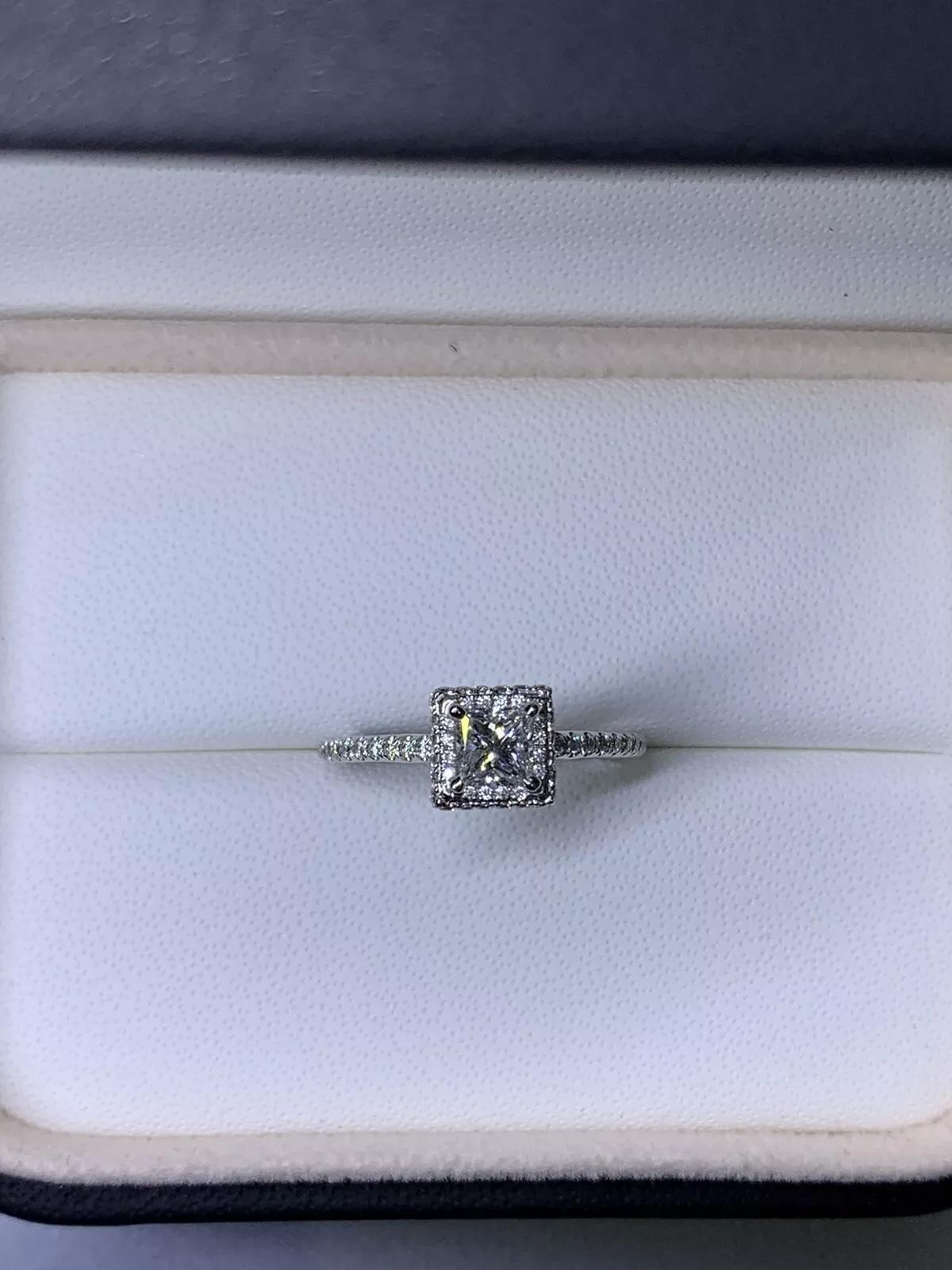 1.11ct GIA Princess Diamond Halo Engagement Ring Diamond Band 18k White Gold.

GIA CERTIFICATE D-VVS2 

Classic solitaire princess diamond engagement ring in 18ct white gold.

Chunky square diamond shape solitaire engagement ring in 18k white gold