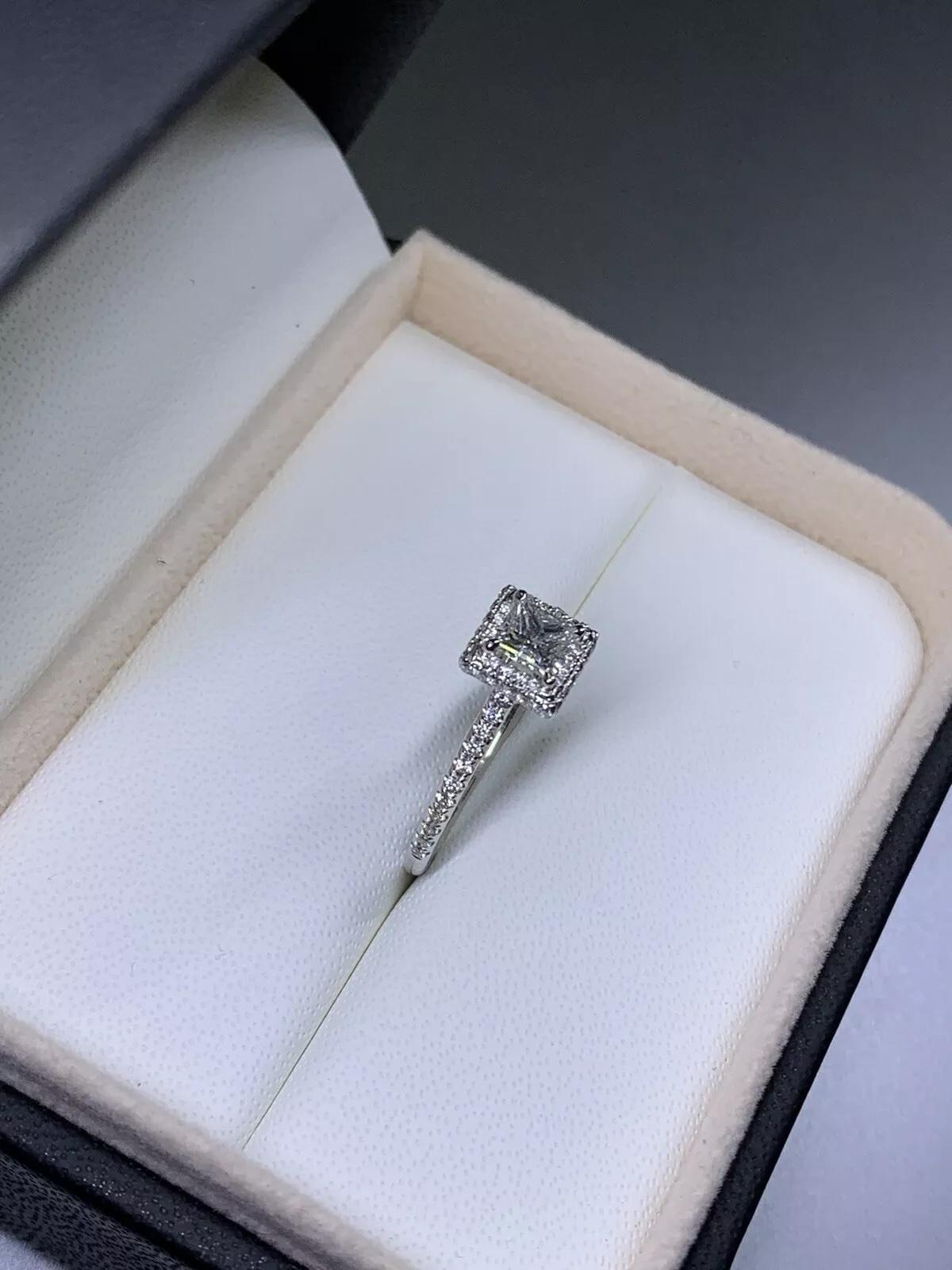 1.11ct GIA Princess Diamond Halo Engagement Ring Diamond Band 18k White Gold. In New Condition For Sale In London, GB