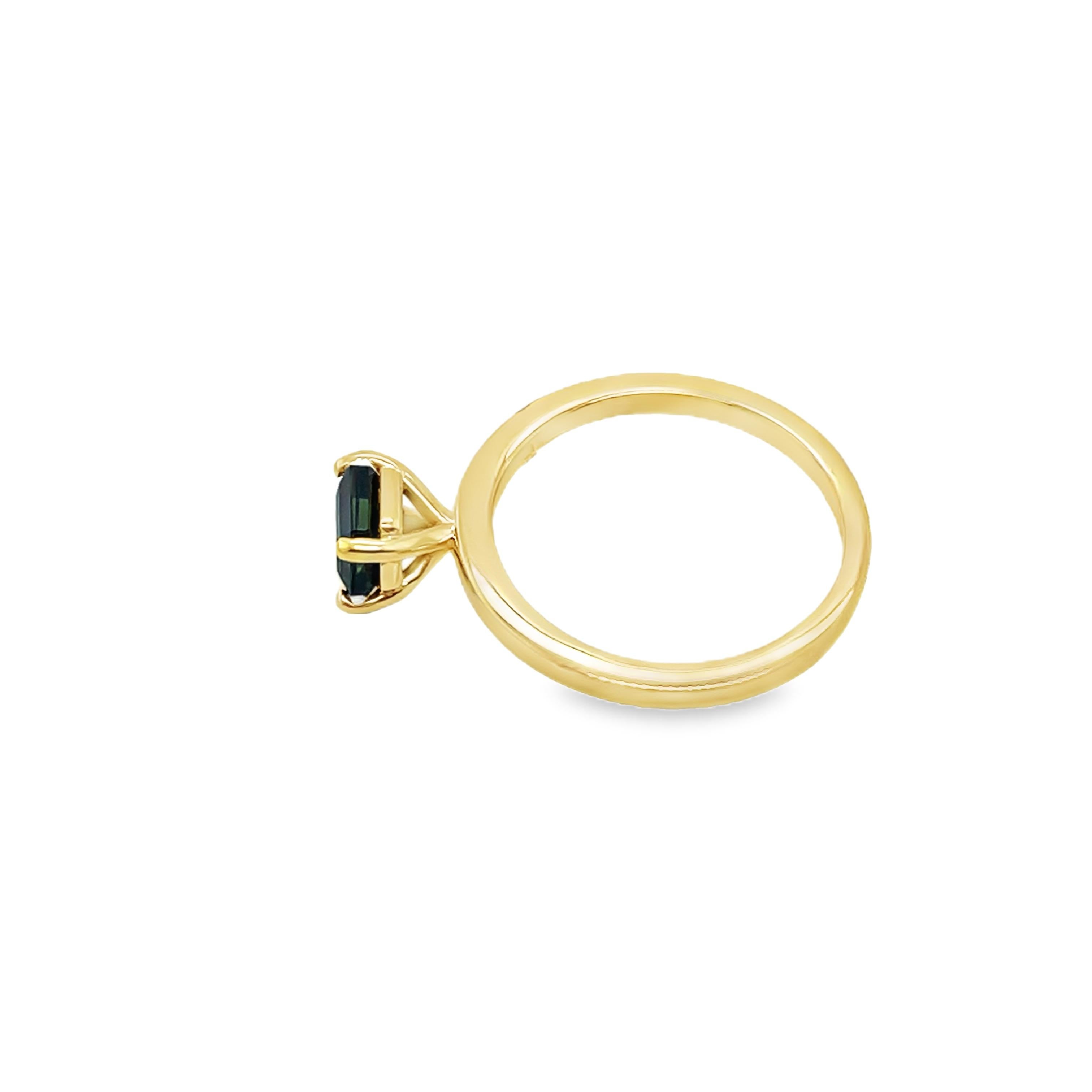 Anillo de compromiso zafiro verde teal 
Engarzada en una elegante banda de oro amarillo de 18 ct, 
este anillo tiene como piedra central un llamativo zafiro verde-teal de 1,11 ct. 
Un anillo de compromiso intemporal y único 
mostrando un color