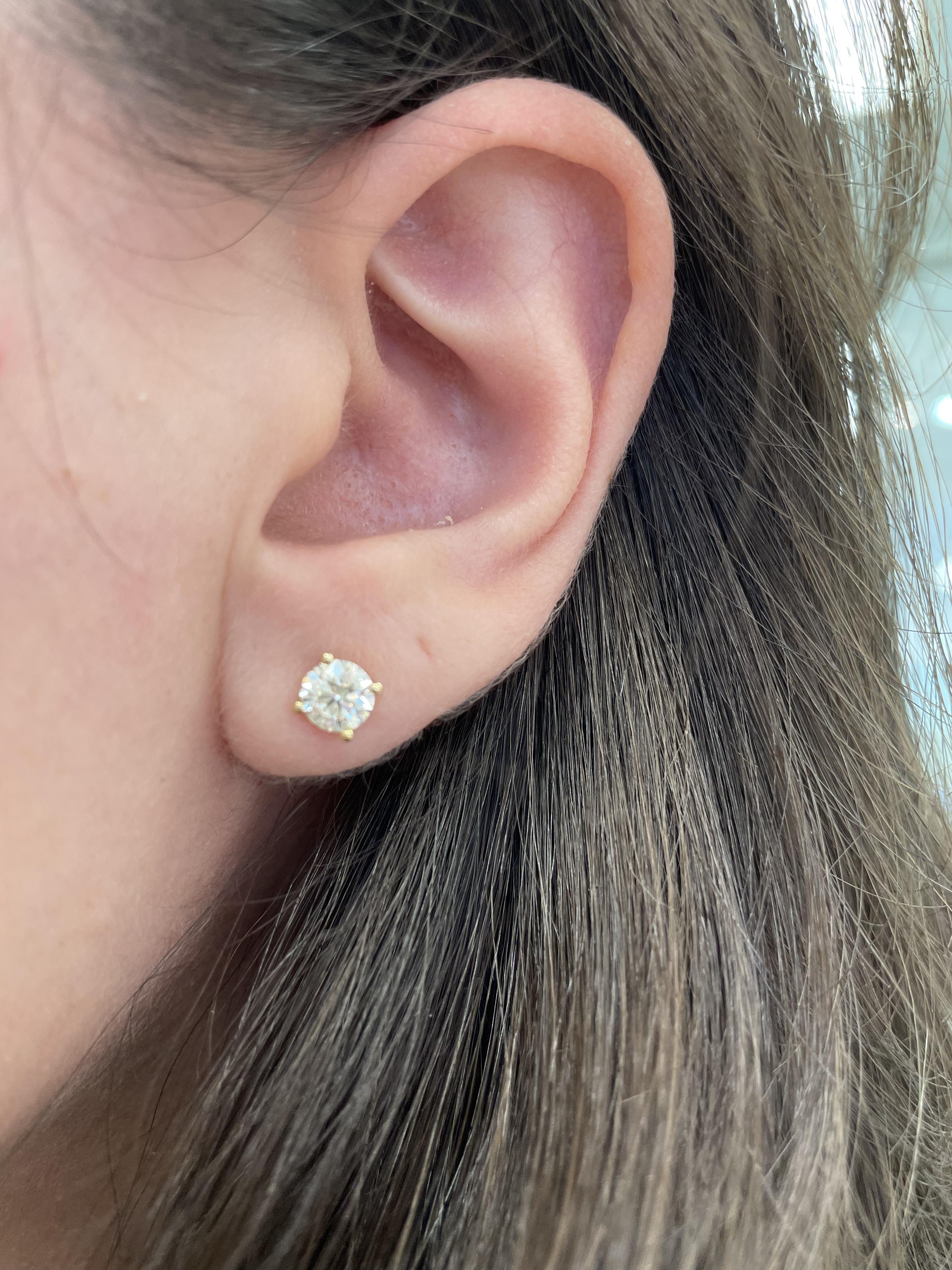 Boucles d'oreilles classiques en diamant.
Deux diamants ronds de taille brillant assortis de 1.11 carats au total. Couleur I/J et pureté VS environ. Serti à quatre pointes, or jaune 18 carats, 1,36 grammes.
Sur demande, une évaluation à jour par un