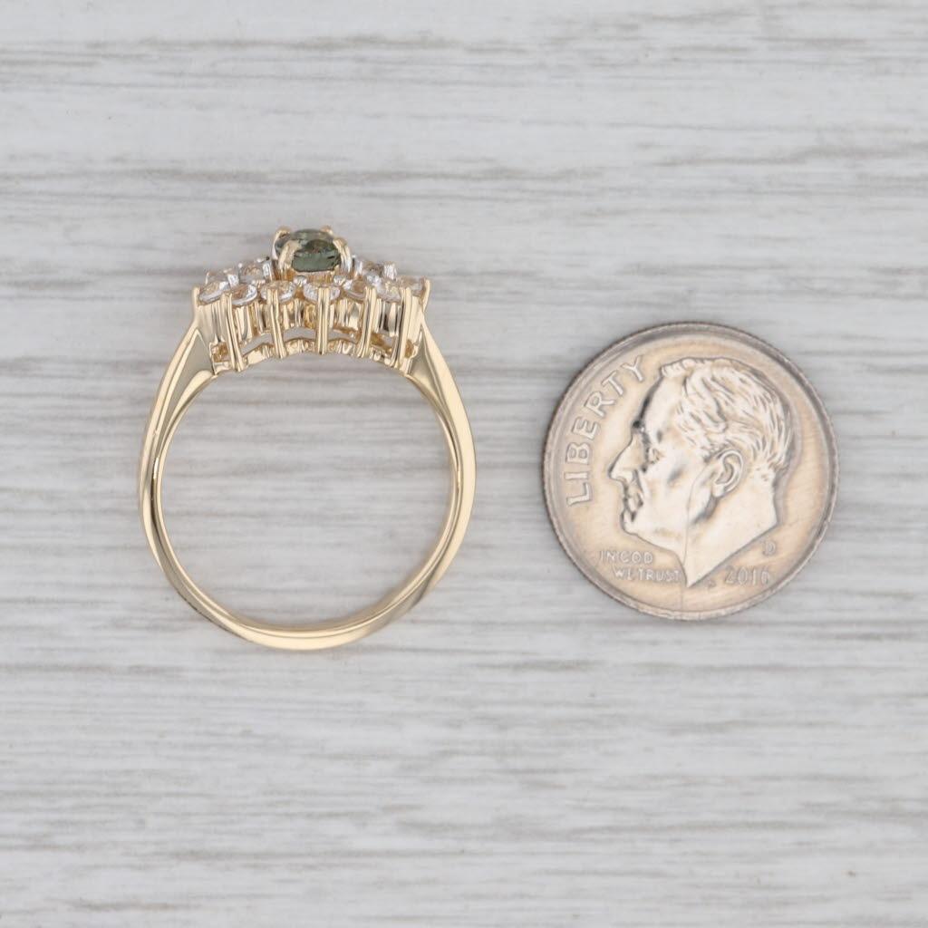 Información sobre la gema:
- Turmalina natural -
Quilates - 0,41ct 
Talla - Oval Brillante
Color - Verde

- Topacio natural  -
Quilates totales - 0,70ctw
Corte - Redondo
Color - Blanco / Incoloro
Tratamiento - Mejorado rutinariamente

Metal: Oro