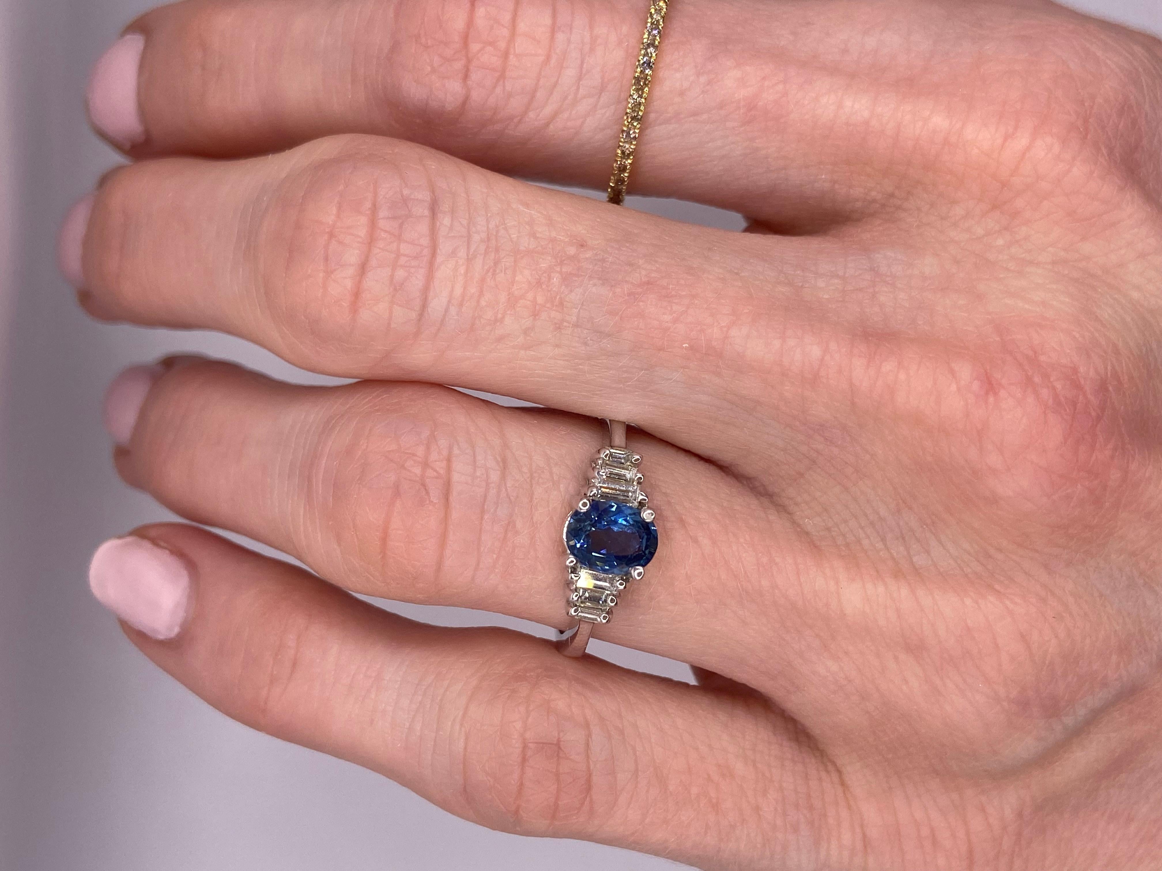 Netal: 18KT Weißgold
Ring Größe: 6.5
(Ring ist Größe 6,5, aber auf Anfrage auch größer)

Anzahl von ovalen Saphiren: 1
Karatgewicht: 0,86ctw
Steingröße: 6,4 x 5,0 mm

Anzahl der Baguette-Diamanten: 6
Karatgewicht: 0,25ctw