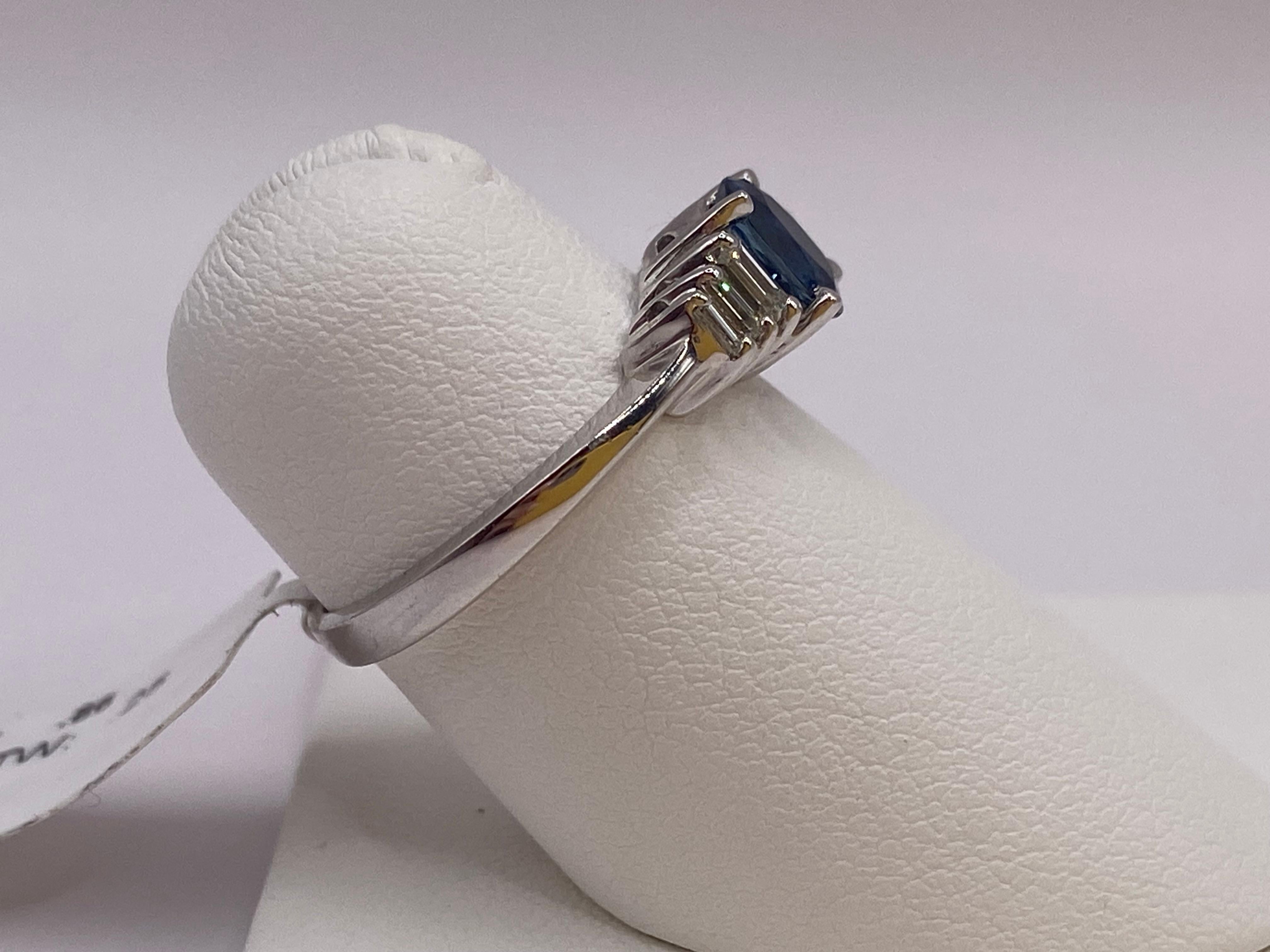 1,11ctw Ovaler Saphir & Baguette-Diamantring aus 18KT Weißgold (Moderne) im Angebot