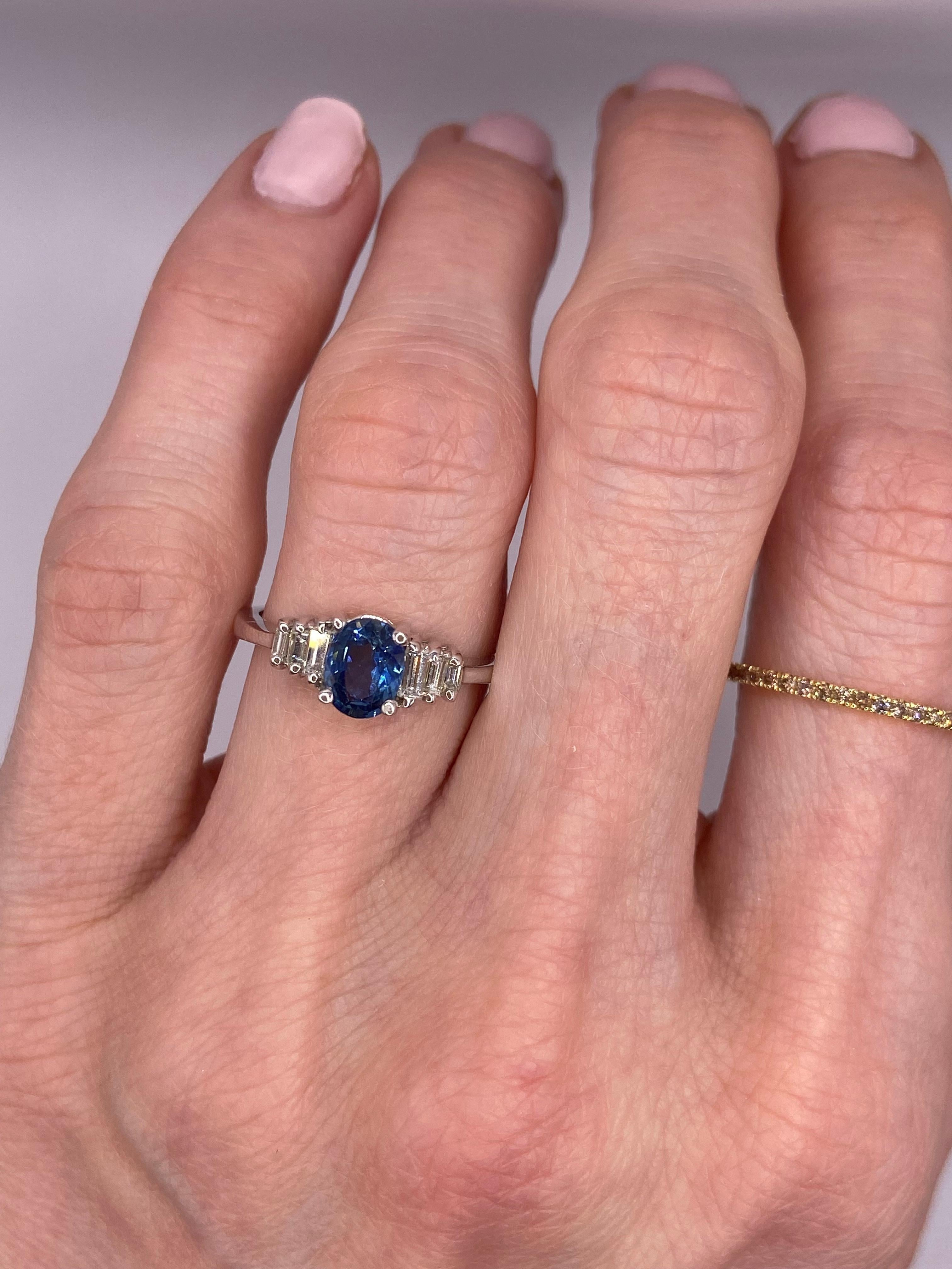 1,11ctw Ovaler Saphir & Baguette-Diamantring aus 18KT Weißgold (Ovalschliff) im Angebot