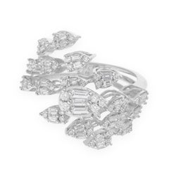 Anello da cocktail con diamante tondo baguette da 1,12 carati e cluster di foglie in oro bianco 18 carati