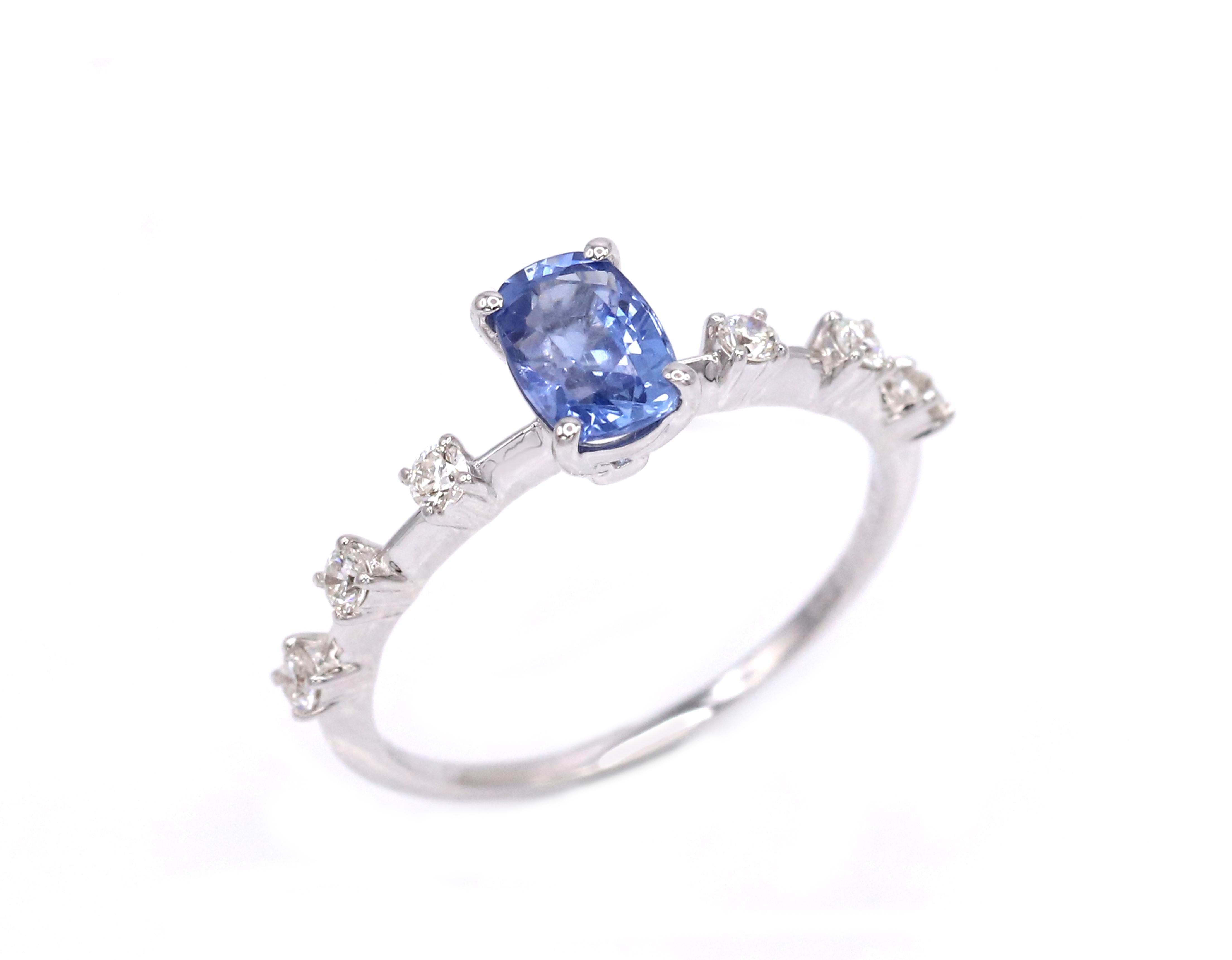 18 Karat Weißgold Ring, makelloser, zeitloser 1,12 Karat blauer Saphir Diamant.
Er kann sowohl als Verlobungsring als auch als Cocktailring angeboten werden.

0,95 Karat blauer unbehandelter Saphir, Herkunft Sri Lanka
6 weiße Diamanten mit