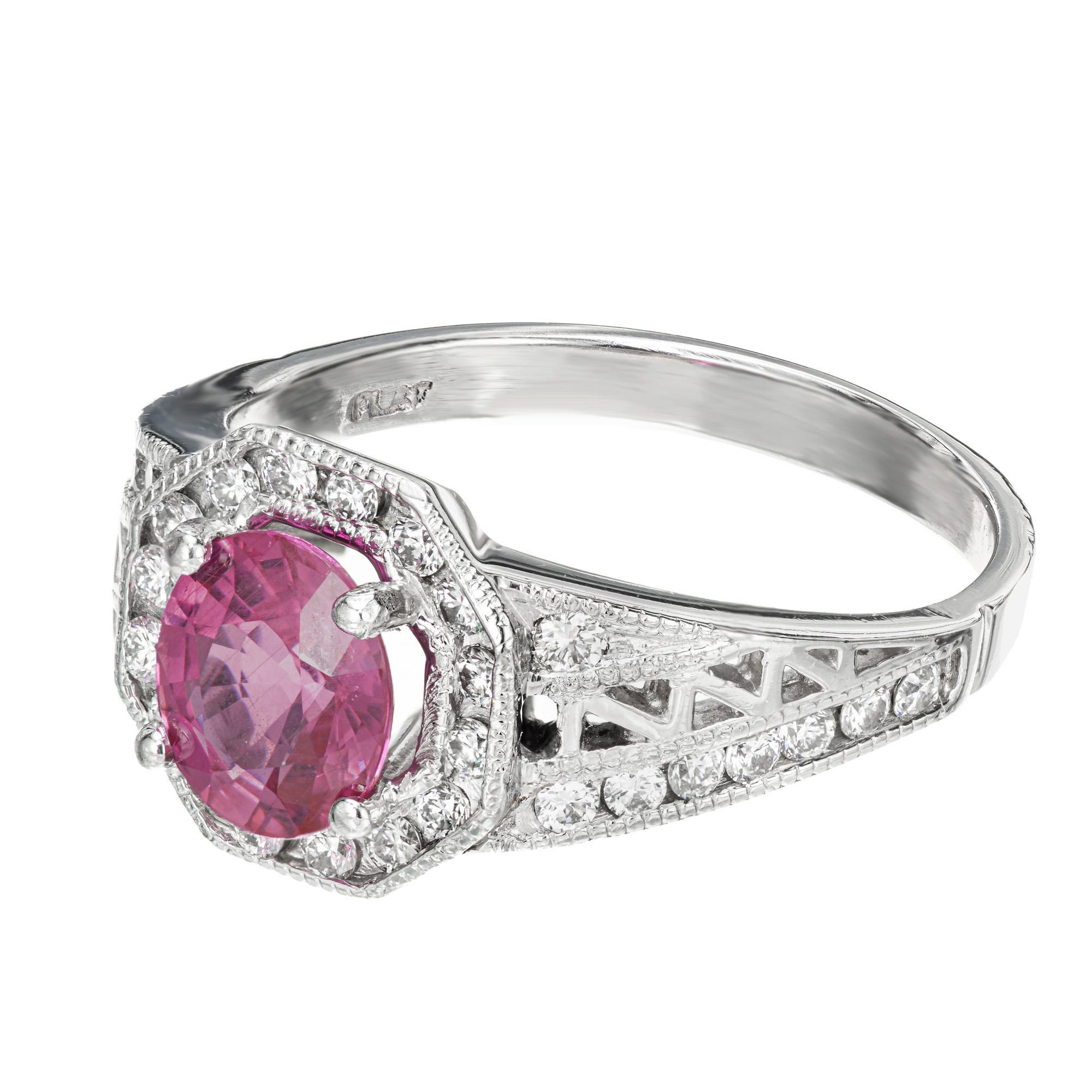 Taille ovale Bague de fiançailles en platine avec saphir rose naturel taille coussin de 1,12 carat et halo de diamants en vente