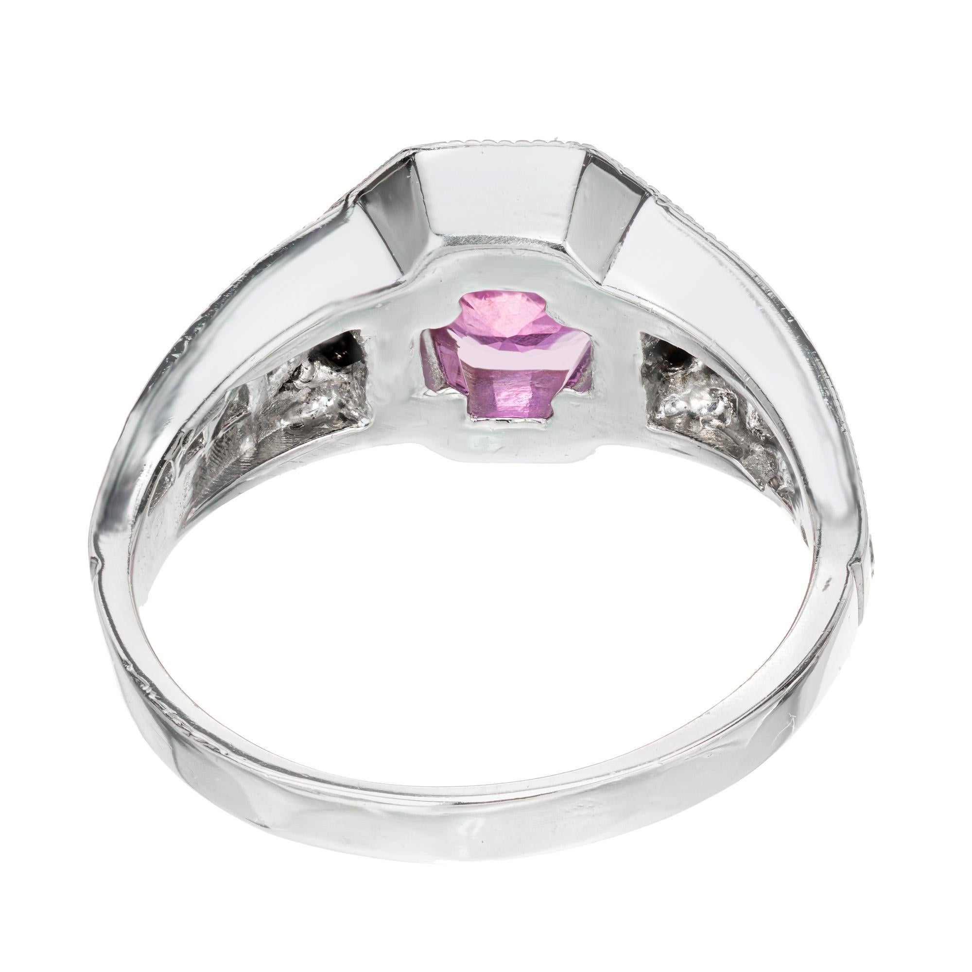 Bague de fiançailles en platine avec saphir rose naturel taille coussin de 1,12 carat et halo de diamants en vente 1